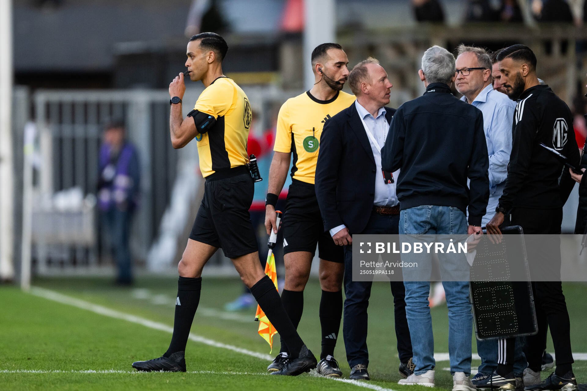 Domare Farouk Nehdi diskuterar med matchdelegaten under fotbollsmatchen i Superettan mellan Landskrona och Helsingborg den 19 maj 2025 i Landskrona.
