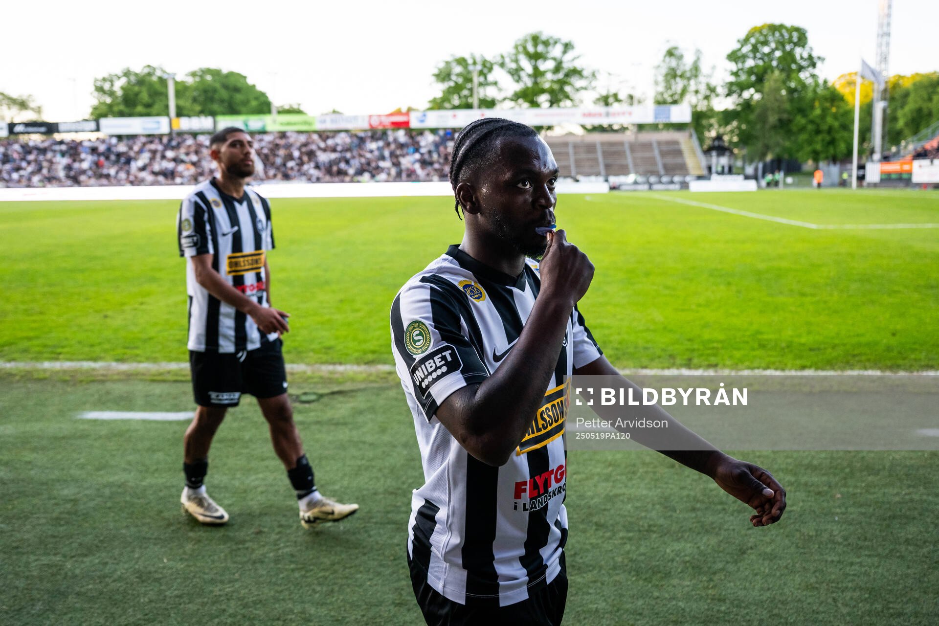 Landskronas Kofi Asare lämnar plan då matchen pausats under fotbollsmatchen i Superettan mellan Landskrona och Helsingborg den 19 maj 2025 i Landskrona.