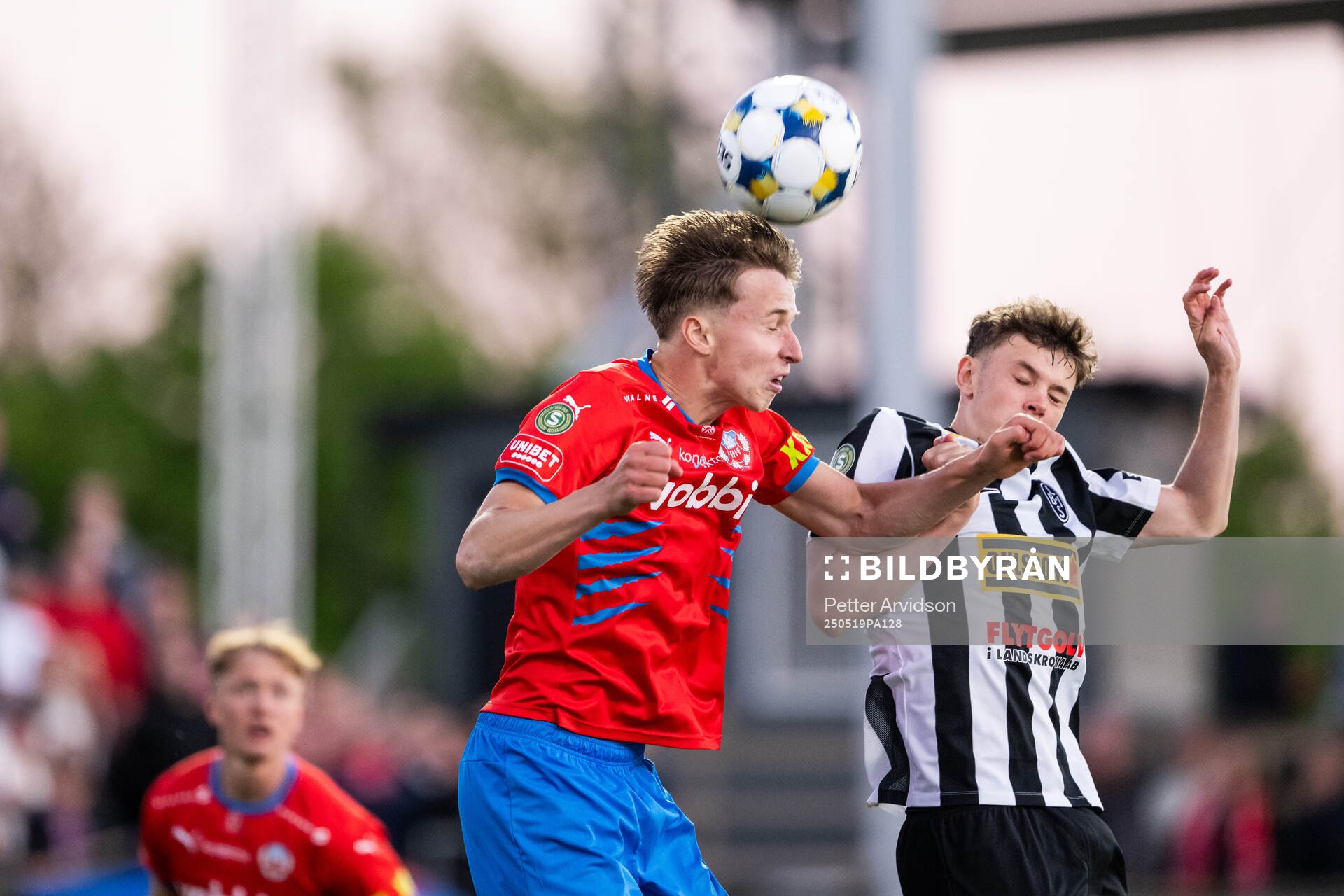 Helsingborgs Lukas Kjellnäs och Landskronas Max Nilsson under fotbollsmatchen i Superettan mellan Landskrona och Helsingborg den 19 maj 2025 i Landskrona.