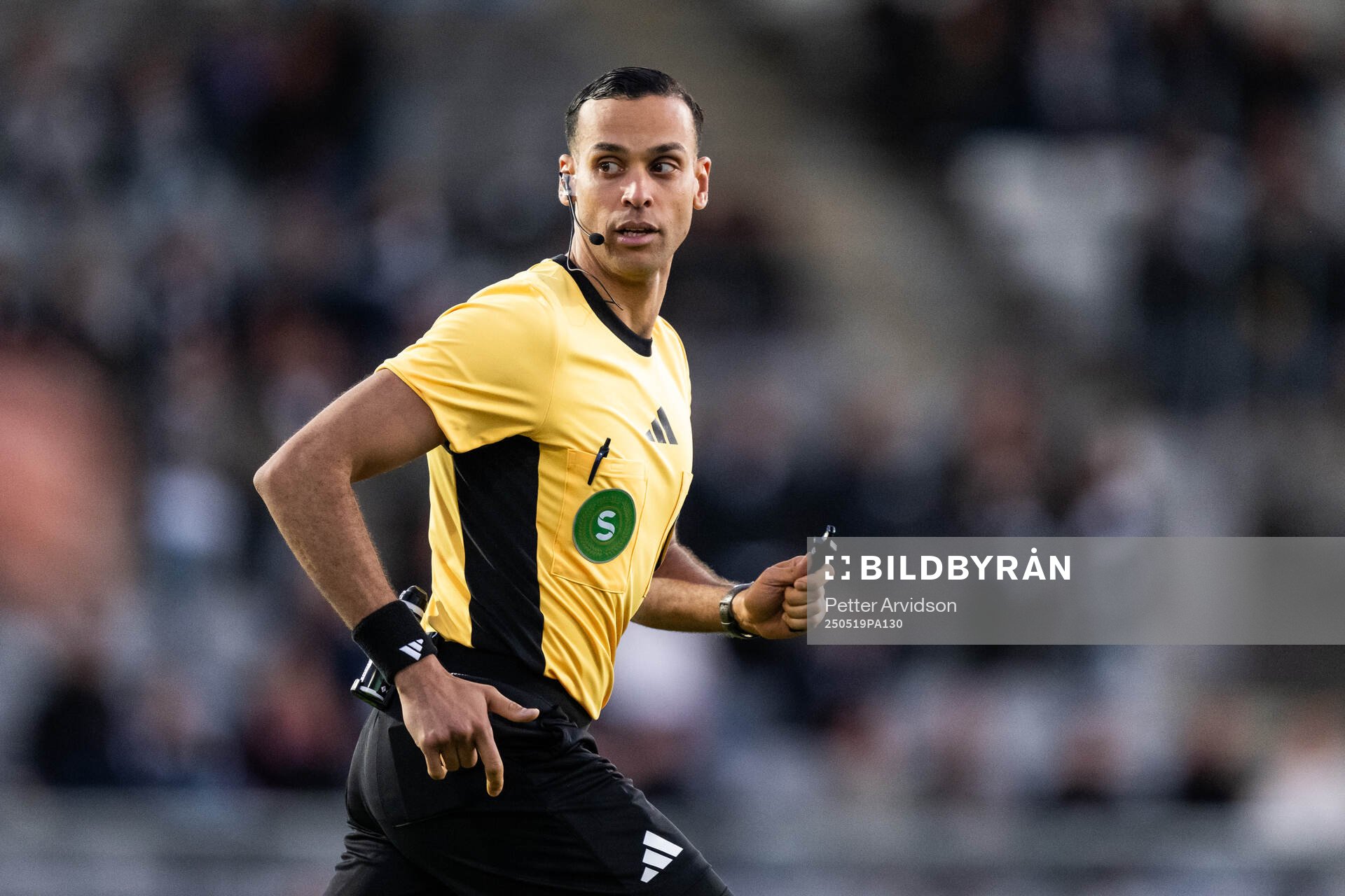 Domare Farouk Nehdi under fotbollsmatchen i Superettan mellan Landskrona och Helsingborg den 19 maj 2025 i Landskrona. 