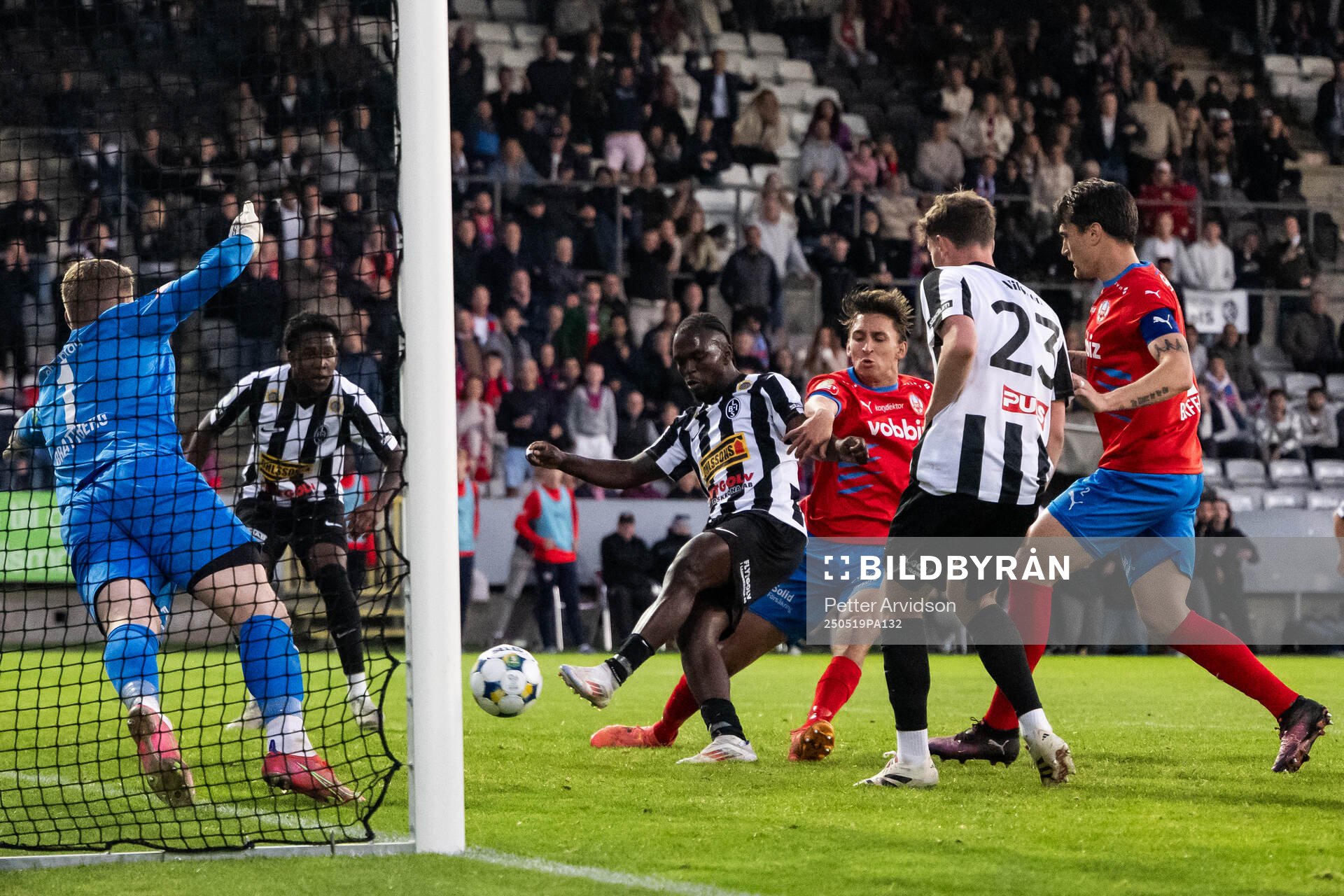 Landskronas Kofi Asare gör 3-3 under fotbollsmatchen i Superettan mellan Landskrona och Helsingborg den 19 maj 2025 i Landskrona. 