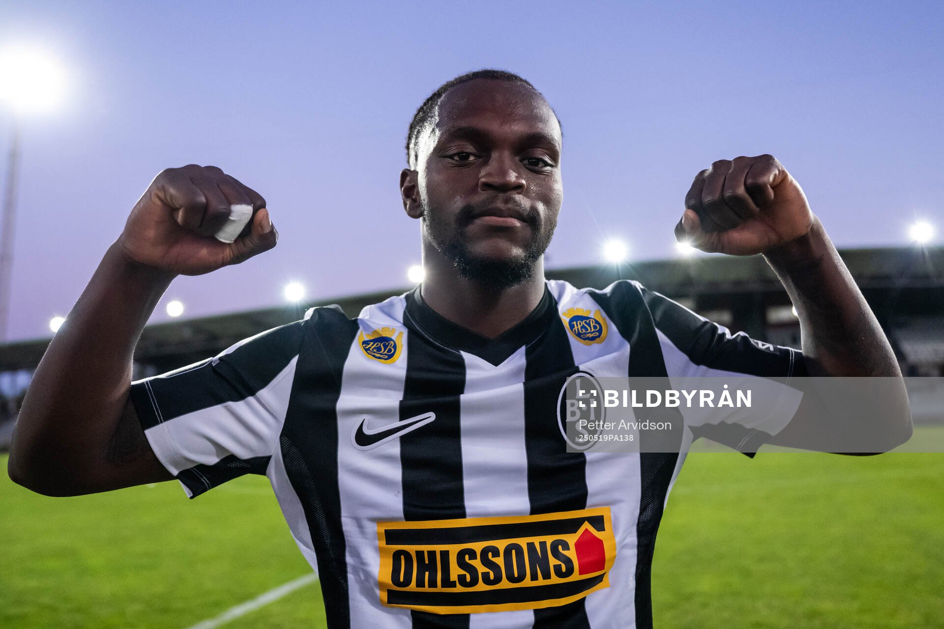 Landskronas Kofi Asare jublar efter fotbollsmatchen i Superettan mellan Landskrona och Helsingborg den 19 maj 2025 i Landskrona. 
