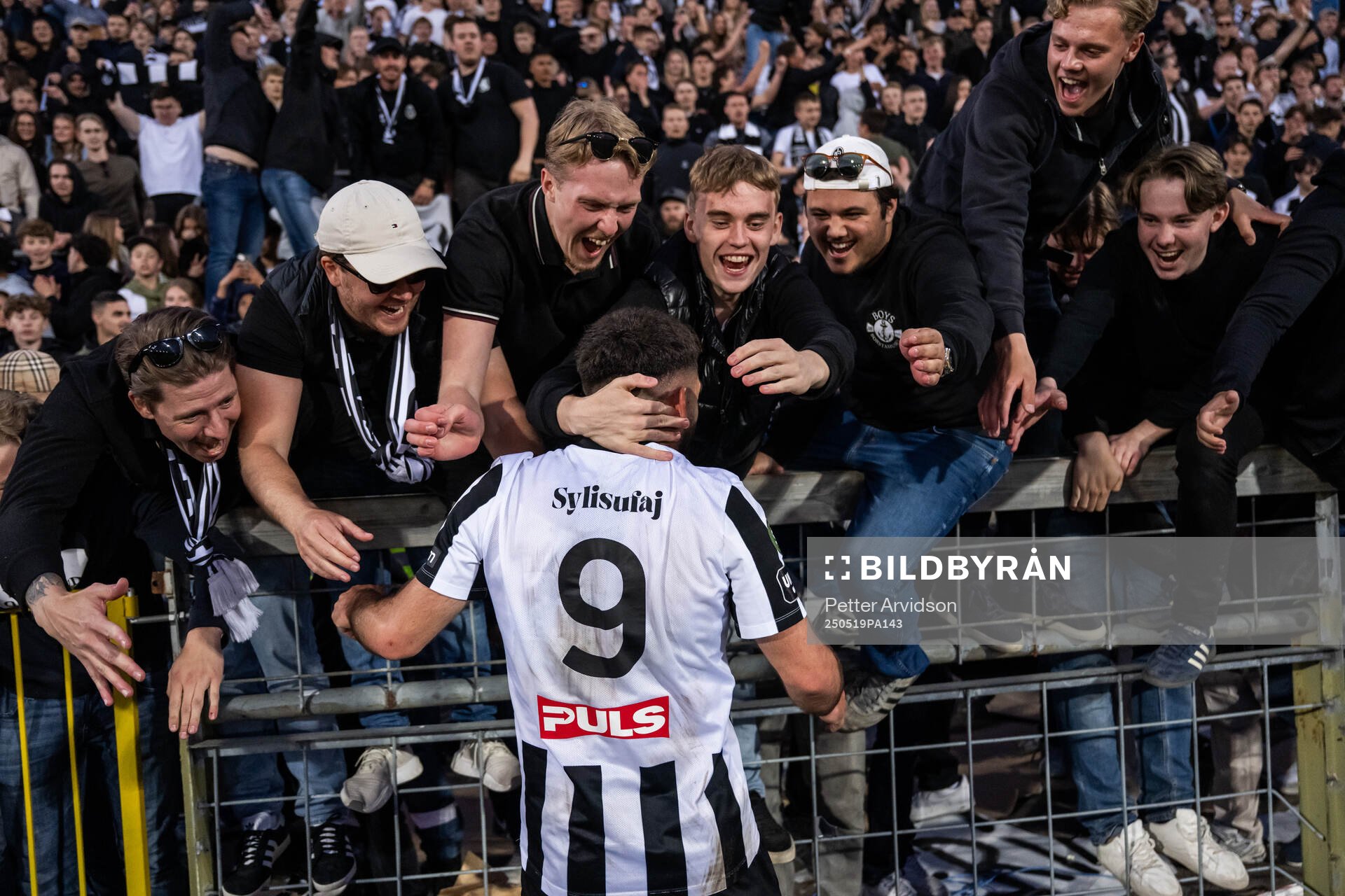 Landskronas Edi Sylisufaj jublar med supportrar