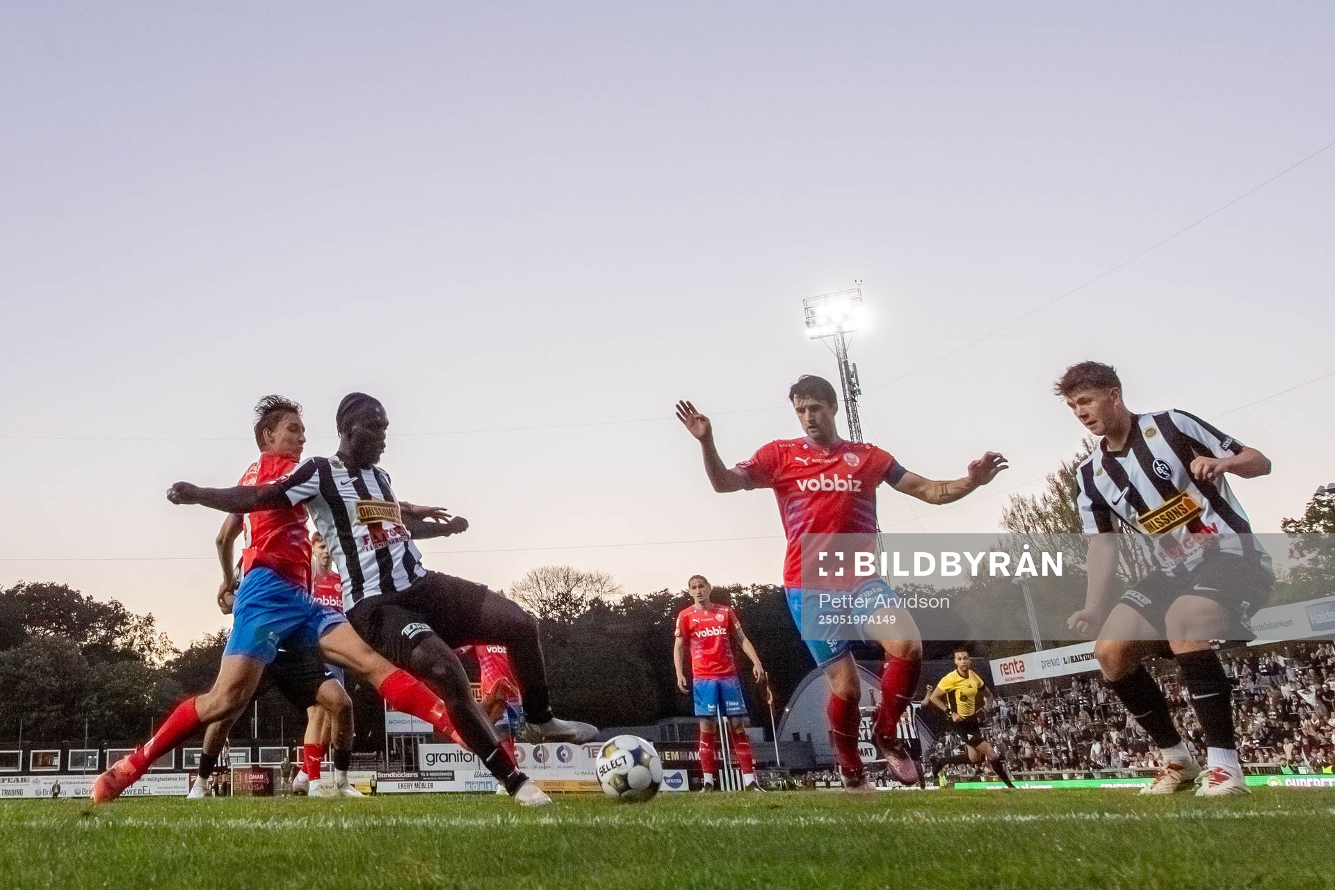 Landskronas Kofi Asare gör det matchavgörande 3-3 målet i den 98e matchminuten under fotbollsmatchen i Superettan mellan Landskrona och Helsingborg den 19 maj 2025 i Landskrona.