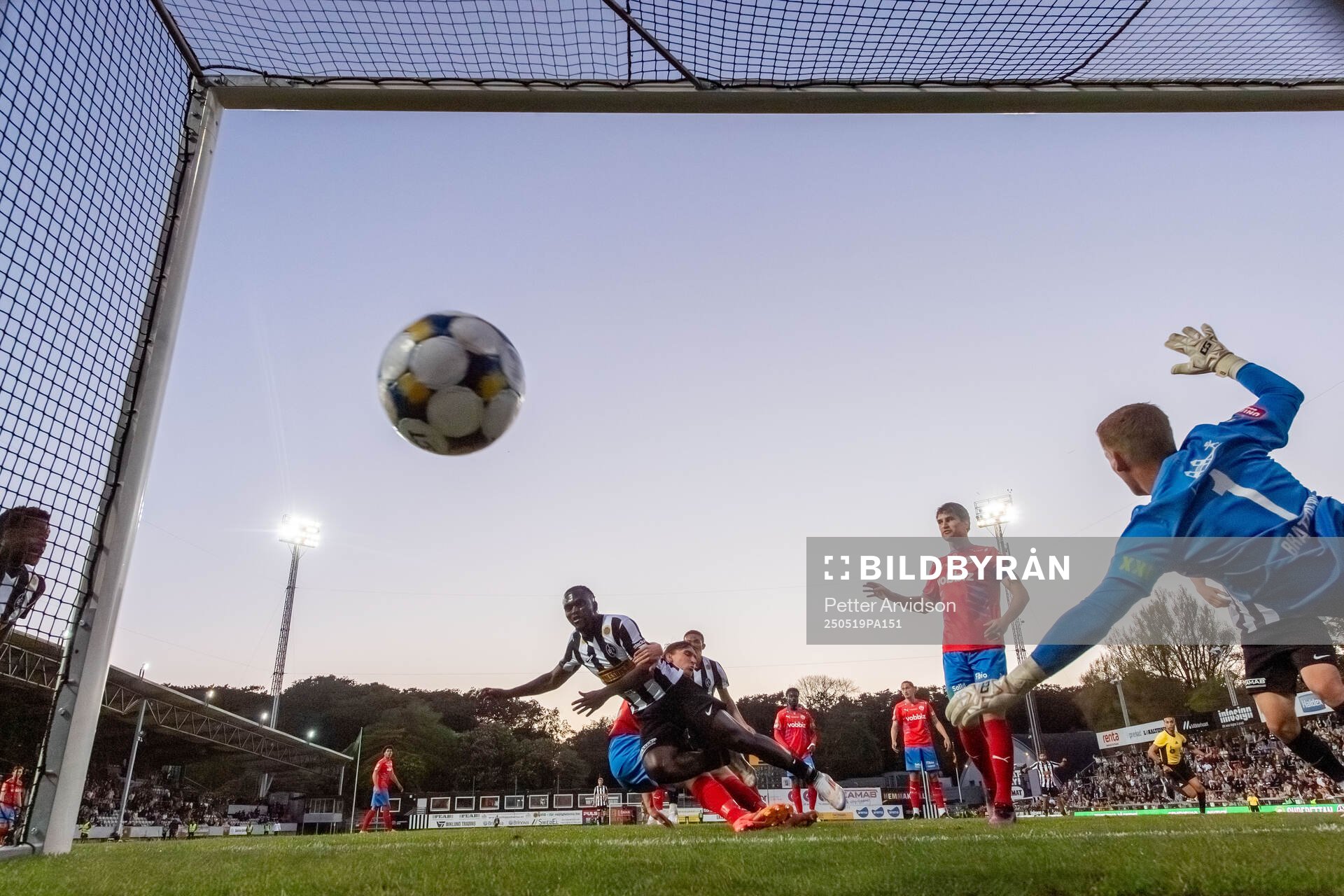 Landskronas Kofi Asare gör det matchavgörande 3-3 målet i den 98e matchminuten bakom Helsingborgs målvakt Johan Brattberg under fotbollsmatchen i Superettan mellan Landskrona och Helsingborg den 19 maj 2025 i Landskrona.
