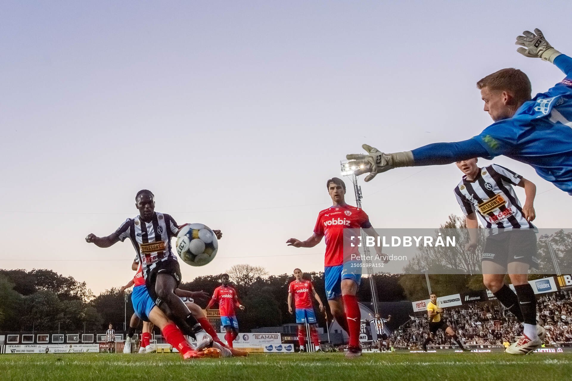 Landskronas Kofi Asare gör det matchavgörande 3-3 målet i den 98e matchminuten bakom Helsingborgs målvakt Johan Brattberg under fotbollsmatchen i Superettan mellan Landskrona och Helsingborg den 19 maj 2025 i Landskrona.