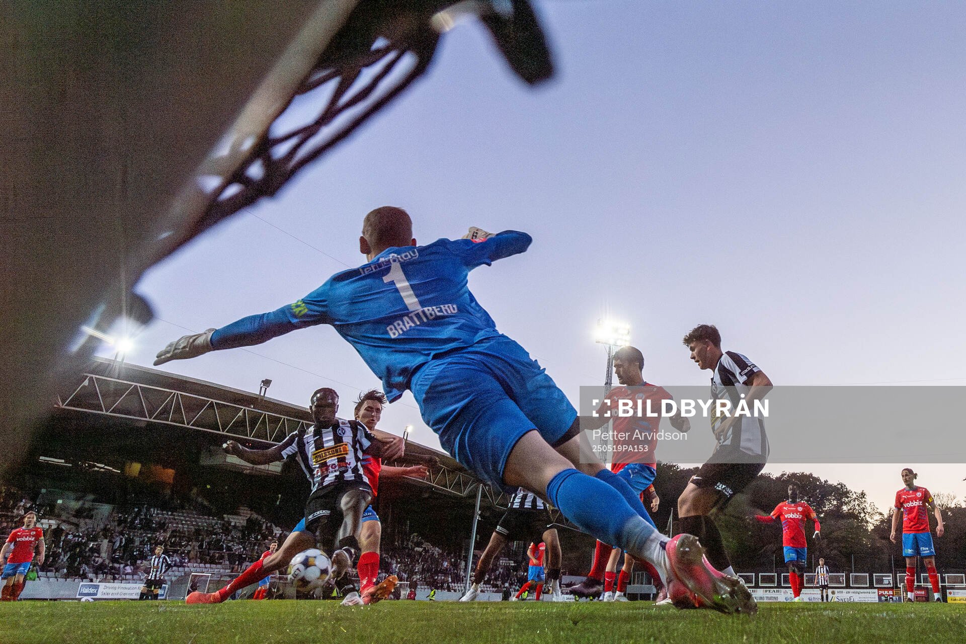 Landskronas Kofi Asare gör det matchavgörande 3-3 målet i den 98e matchminuten bakom Helsingborgs målvakt Johan Brattberg under fotbollsmatchen i Superettan mellan Landskrona och Helsingborg den 19 maj 2025 i Landskrona.