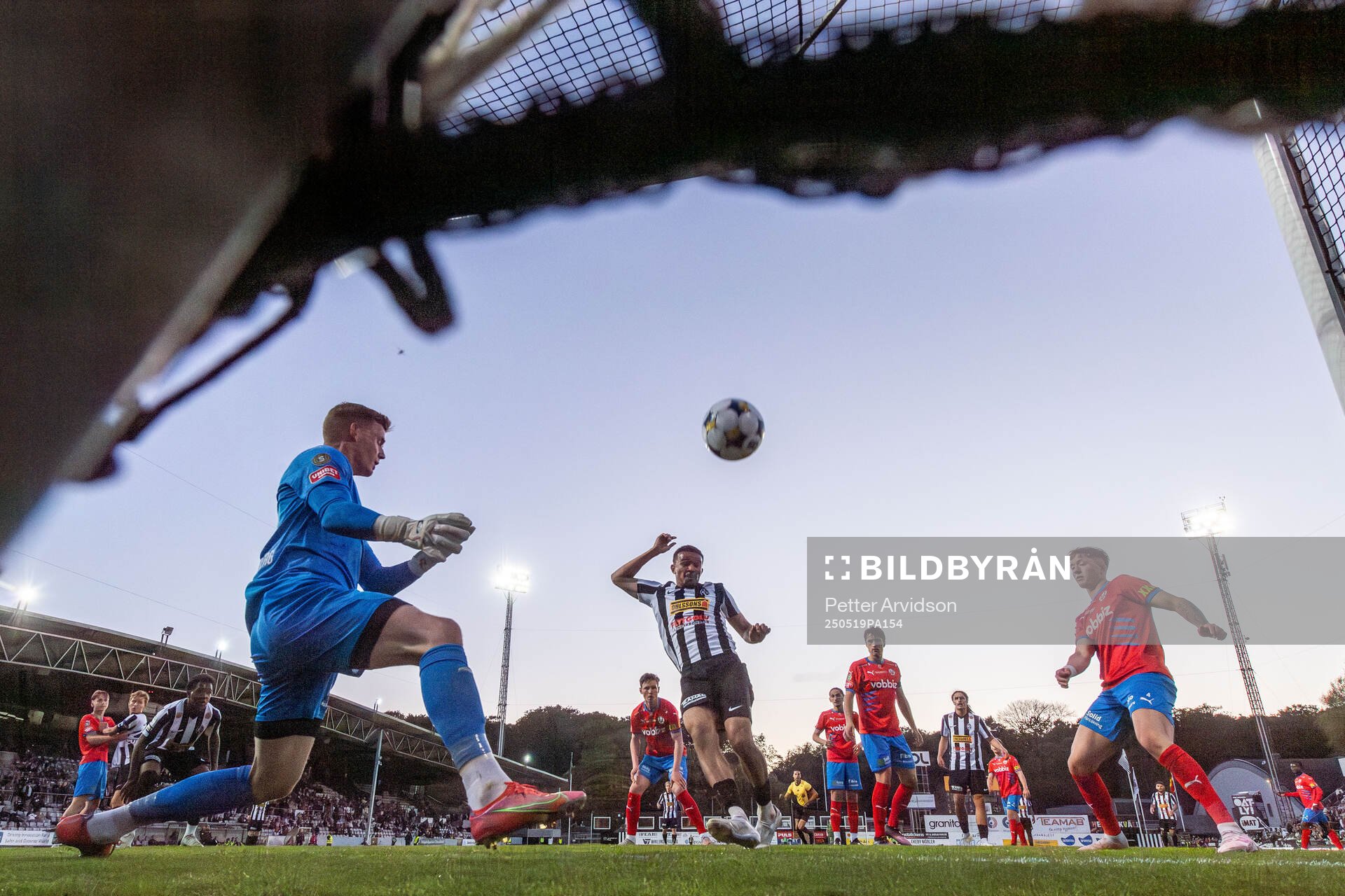 Landskronas Cameron Streete gör 2-3 målet i den 95e matchminuten bakom Helsingborgs målvakt Johan Brattberg under fotbollsmatchen i Superettan mellan Landskrona och Helsingborg den 19 maj 2025 i Landskrona.