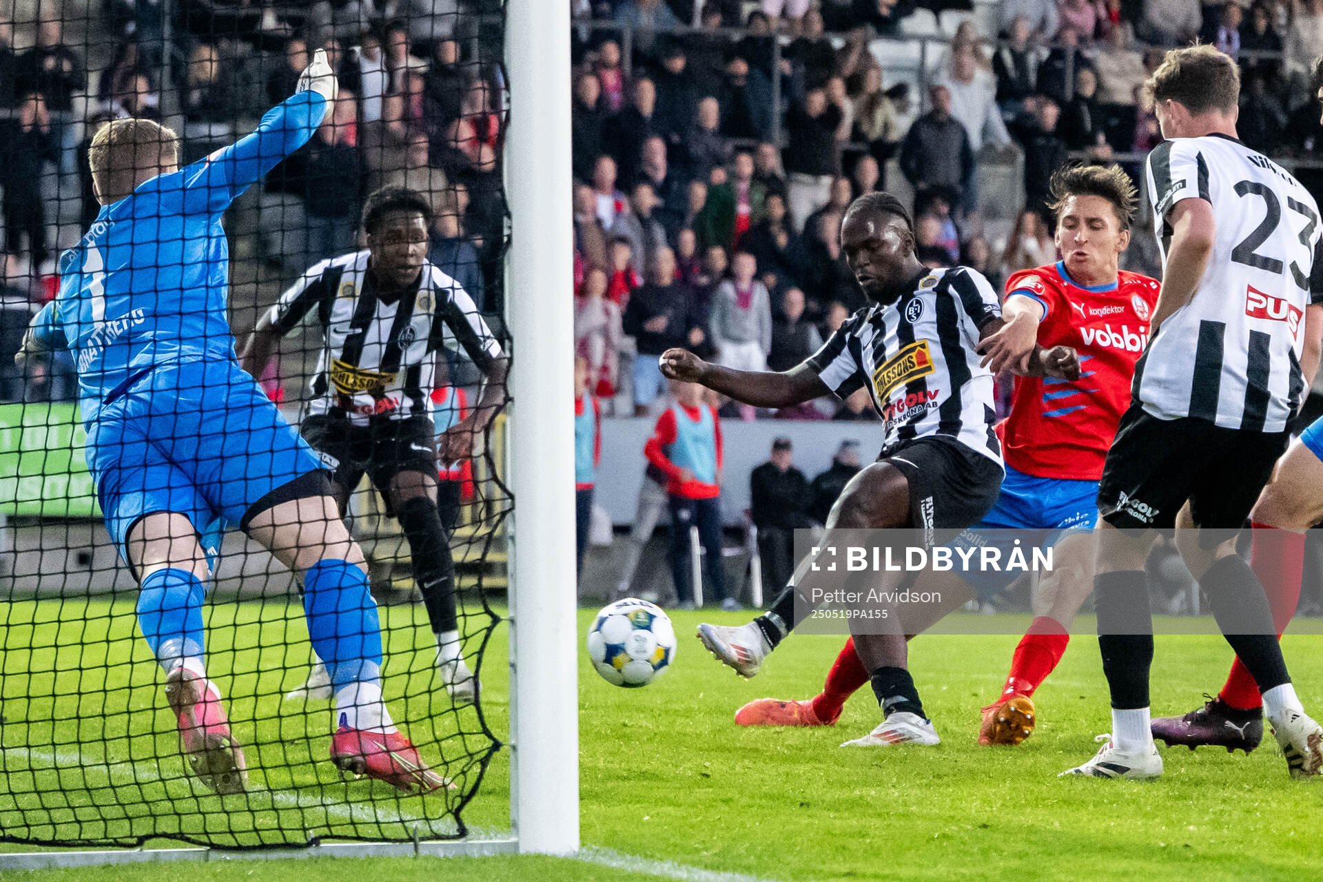 Landskronas Kofi Asare gör det matchavgörande 3-3 målet i den 98e matchminuten bakom Helsingborgs målvakt Johan Brattberg under fotbollsmatchen i Superettan mellan Landskrona och Helsingborg den 19 maj 2025 i Landskrona.
