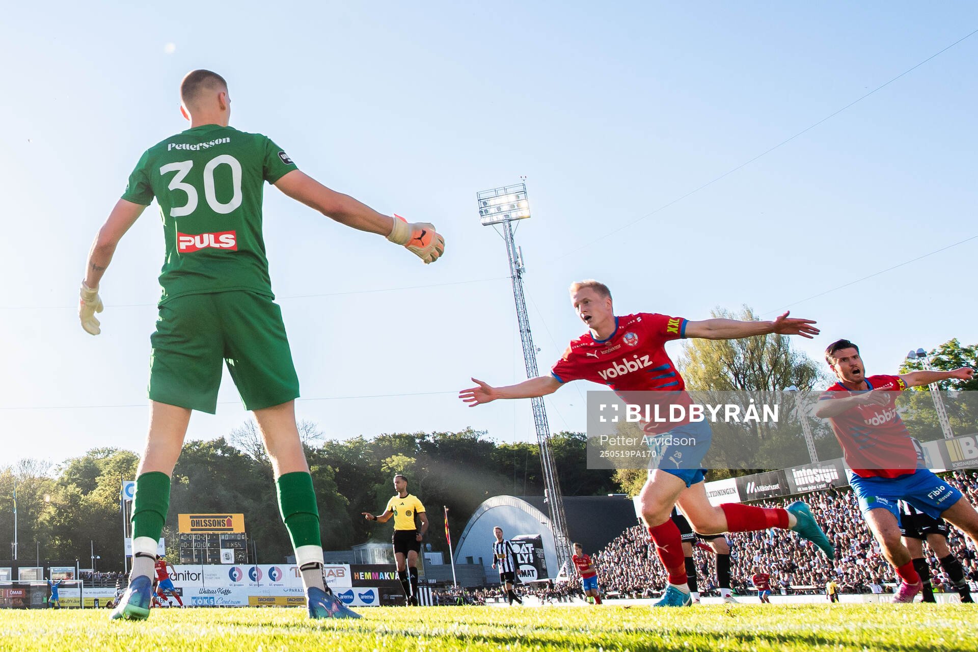 Helsingborgs Oscar Aga och Wilhelm Loeper jublar efter 0-1 målet under fotbollsmatchen i Superettan mellan Landskrona och Helsingborg den 19 maj 2025 i Landskrona.
