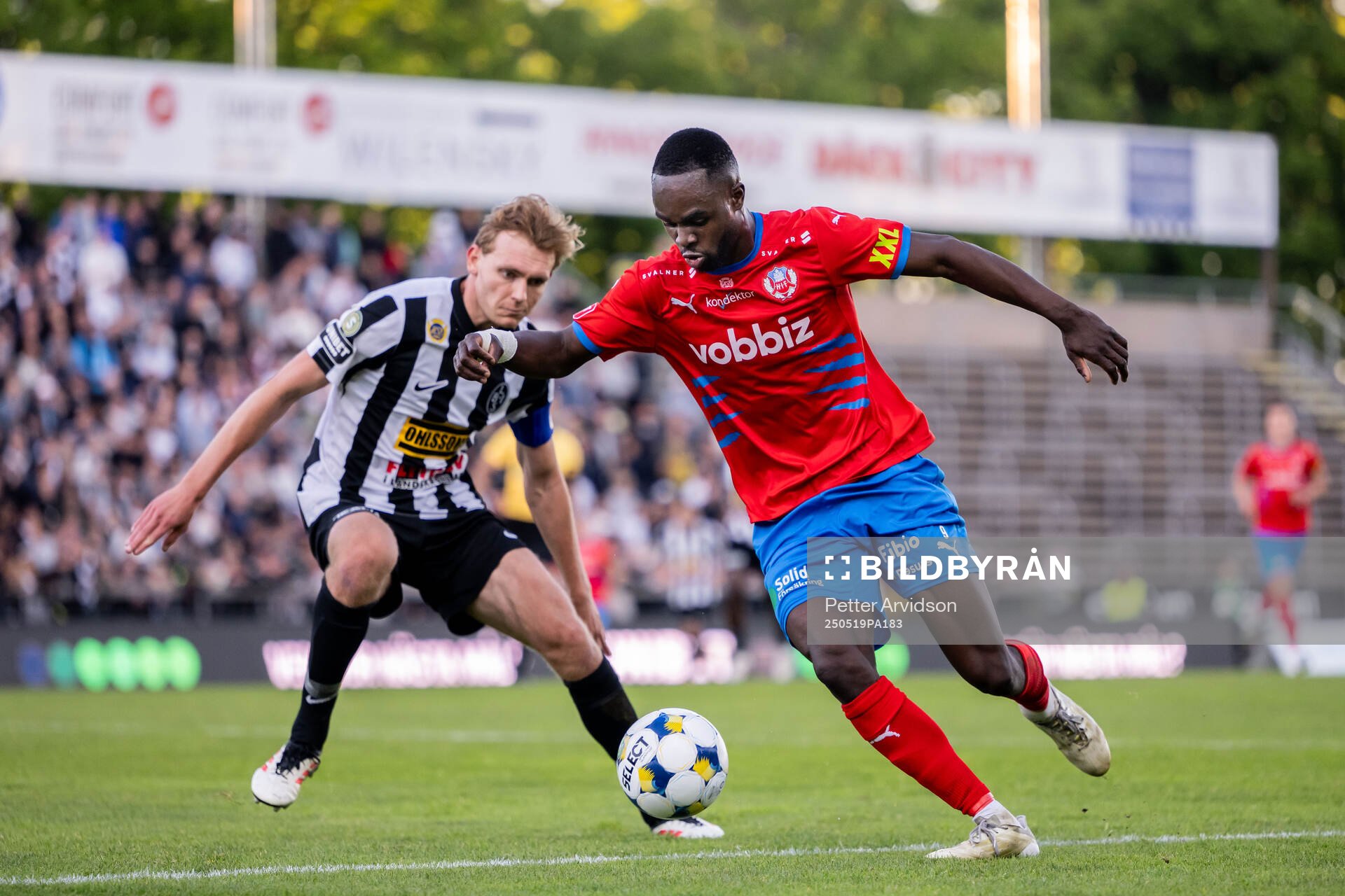 Landskronas Melker Jonsson och Helsingborgs Adam Akimey under fotbollsmatchen i Superettan mellan Landskrona och Helsingborg den 19 maj 2025 i Landskrona.