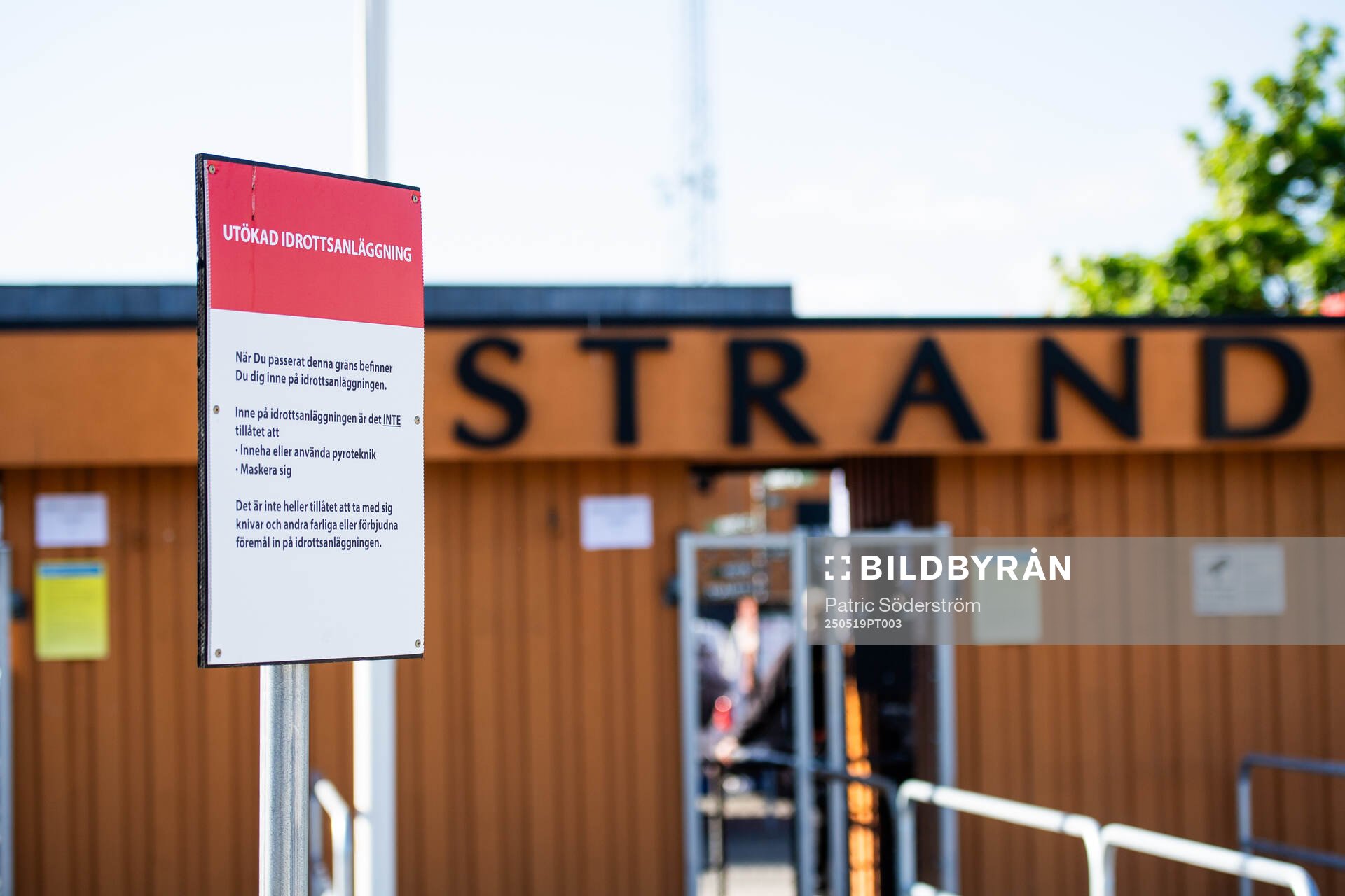Skylt som markerar utökad idrottsanläggning inför fotbollsmatchen i Allsvenskan mellan Mjällby och Brommapojkarna den 19 maj 2025 i Hällevik.