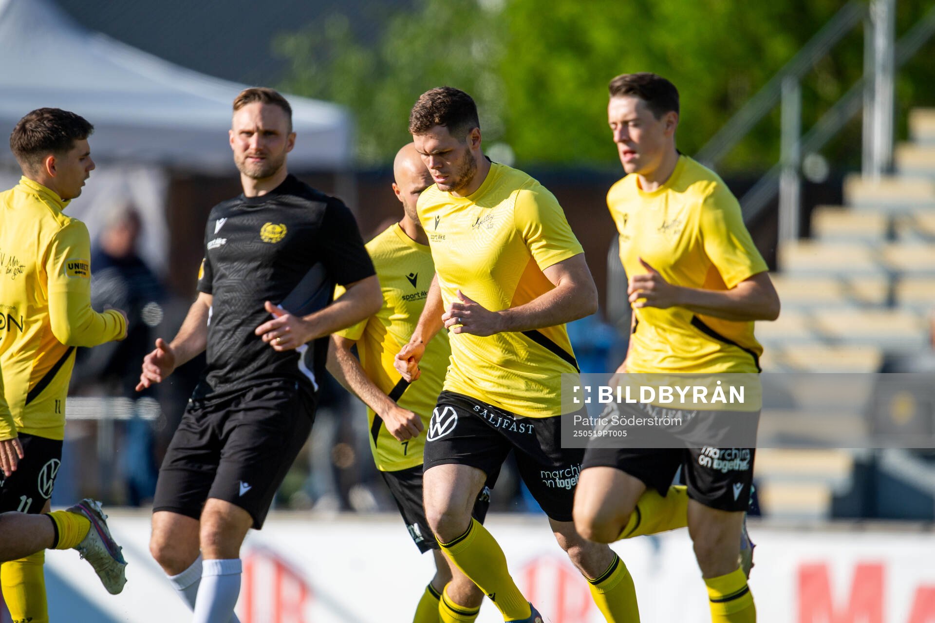 Mjällbys Jacob Bergström (mitten) under värmningen inför fotbollsmatchen i Allsvenskan mellan Mjällby och Brommapojkarna den 19 maj 2025 i Hällevik.