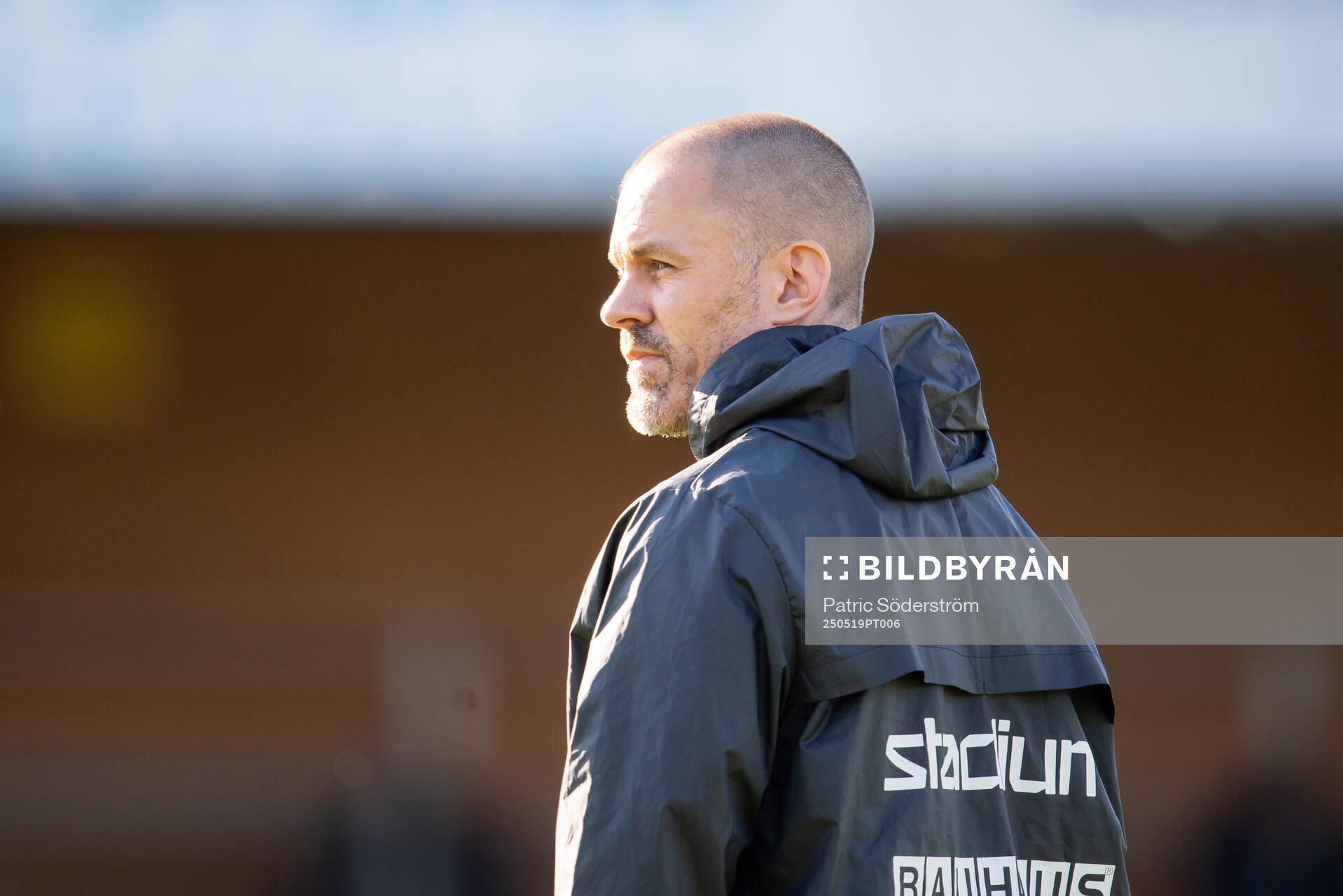Brommapojkarnas tränare Ulf Kristiansson under värmningen inför fotbollsmatchen i Allsvenskan mellan Mjällby och Brommapojkarna den 19 maj 2025 i Hällevik.