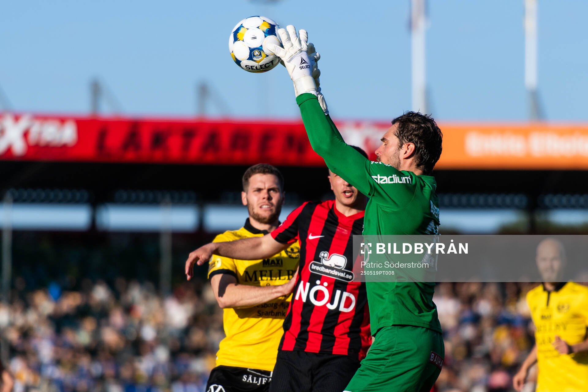 Brommapojkarnas målvakt Davor Blazevic under fotbollsmatchen i Allsvenskan mellan Mjällby och Brommapojkarna den 19 maj 2025 i Hällevik.
