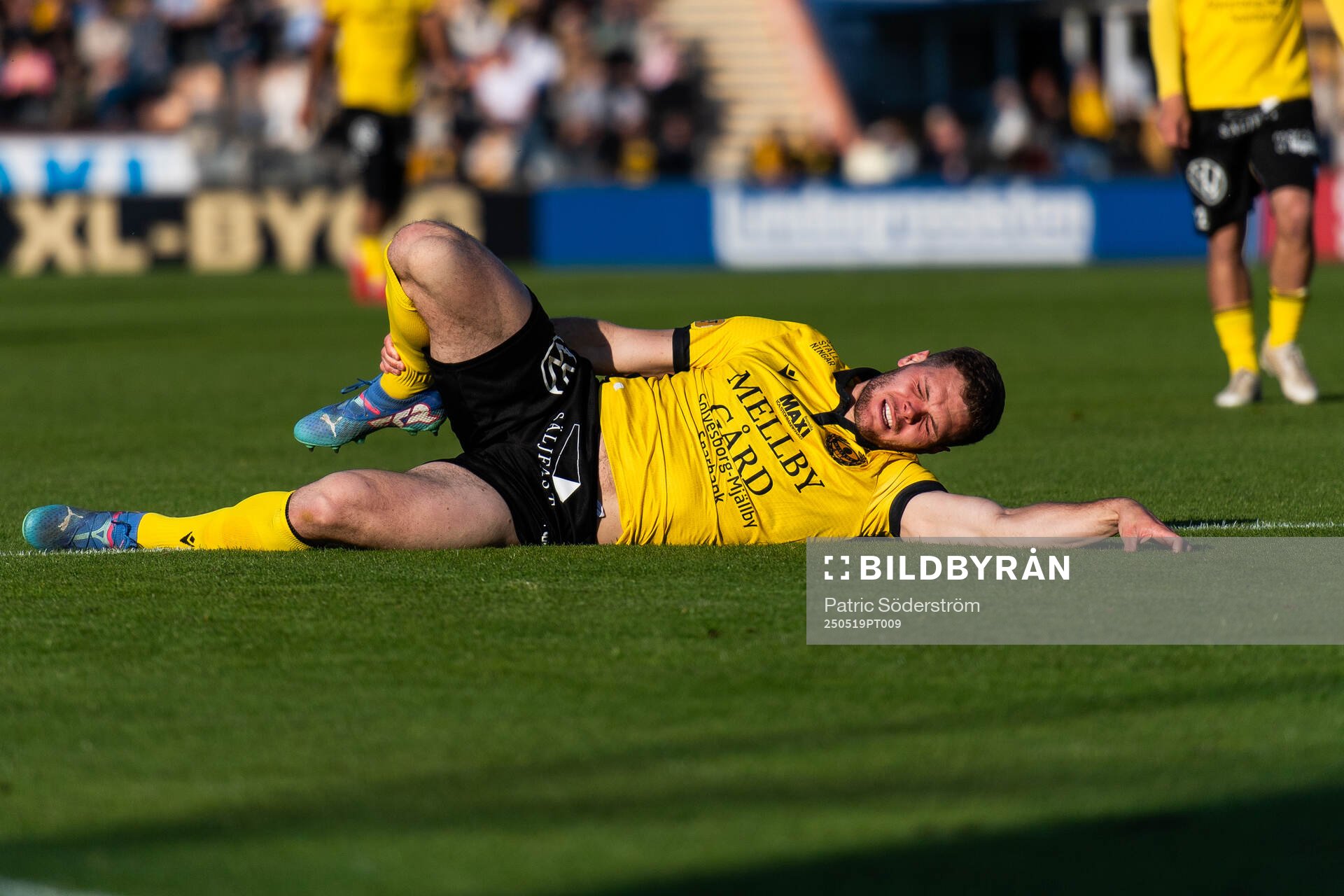 Mjällbys Jacob Bergström har ont under fotbollsmatchen i Allsvenskan mellan Mjällby och Brommapojkarna den 19 maj 2025 i Hällevik.