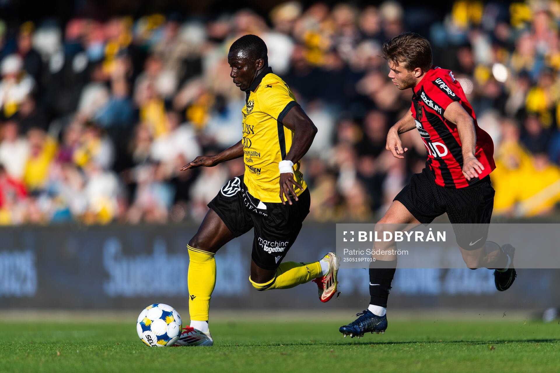 Mjällbys Abdoulie Manneh och Brommapojkarnas Wilmer Odefalk under fotbollsmatchen i Allsvenskan mellan Mjällby och Brommapojkarna den 19 maj 2025 i Hällevik.