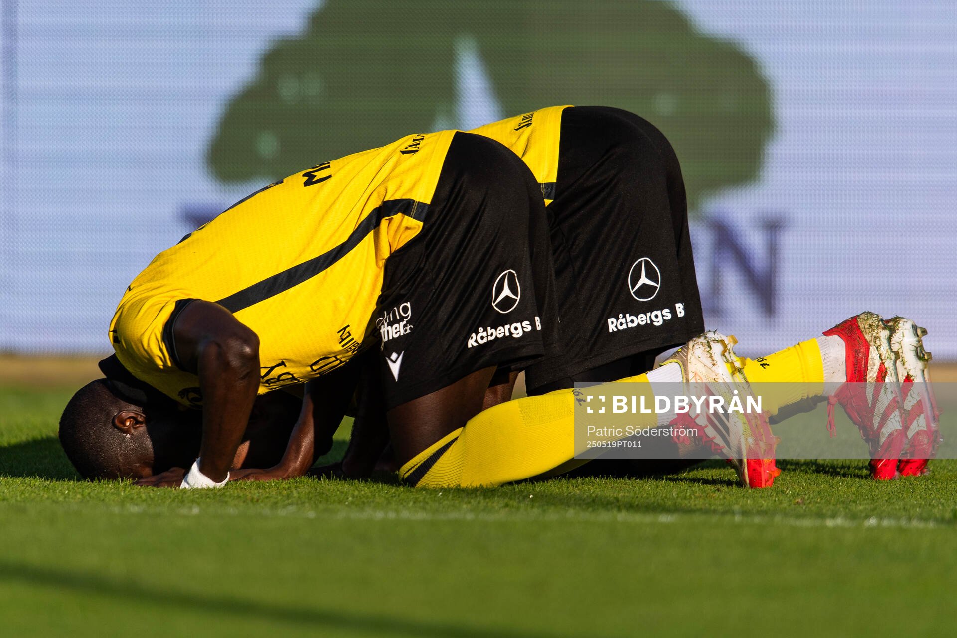 Mjällbys Abdoulie Manneh och Abdullah Iqbal jublar efter 1-0 under fotbollsmatchen i Allsvenskan mellan Mjällby och Brommapojkarna den 19 maj 2025 i Hällevik.
