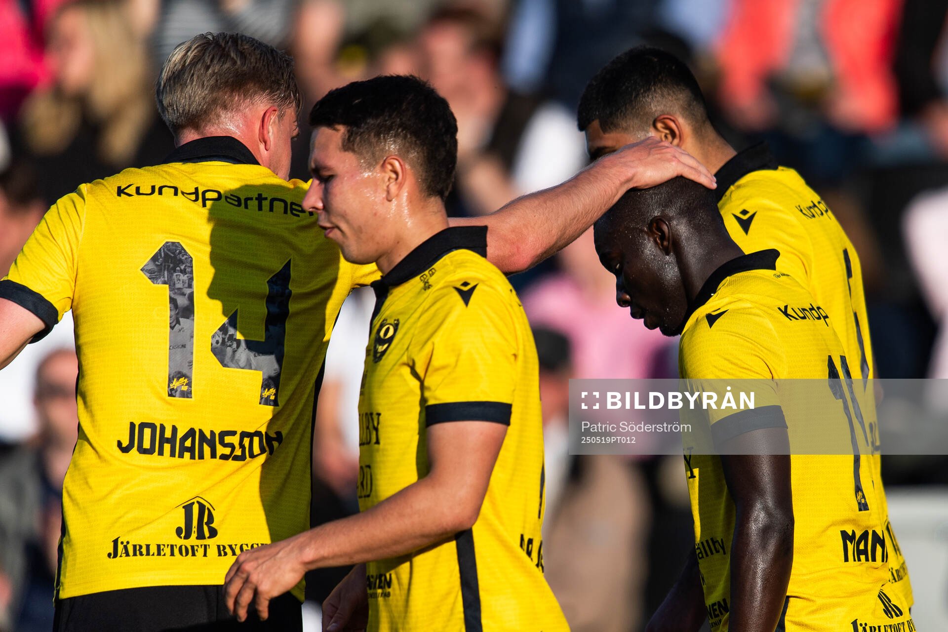 Mjällbys Herman Johansson, Nicklas Røjkjær och Abdoulie Manneh jublar efter 1-0 under fotbollsmatchen i Allsvenskan mellan Mjällby och Brommapojkarna den 19 maj 2025 i Hällevik.
