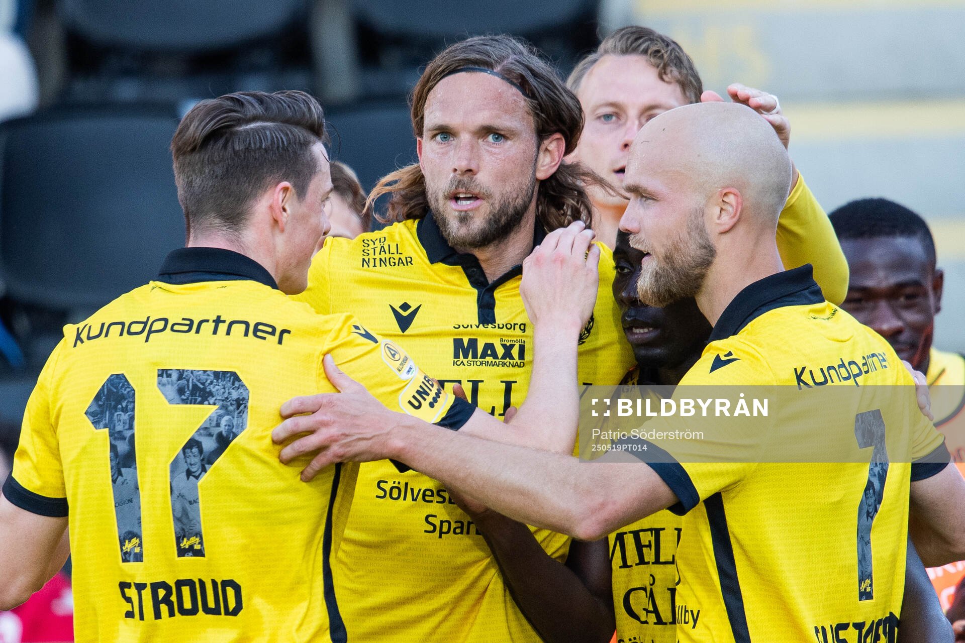 Mjällbys Abdoulie Manneh jublar efter lagkamrater efter att han gjort 1-0 under fotbollsmatchen i Allsvenskan mellan Mjällby och Brommapojkarna den 19 maj 2025 i Hällevik.