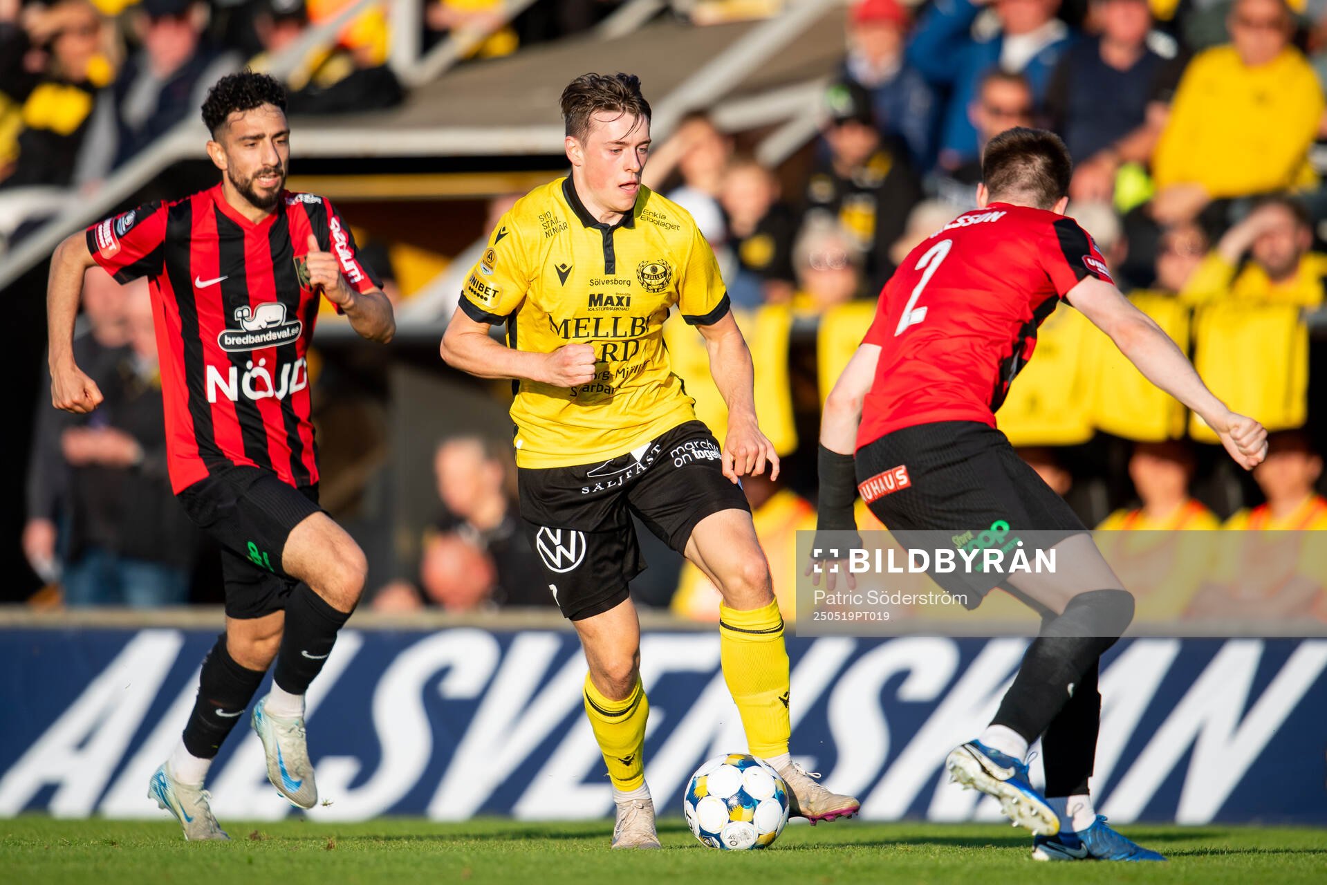Mjällbya Elliot Stroud och Brommapojkarnas Hlynur Freyr Karlsson under fotbollsmatchen i Allsvenskan mellan Mjällby och Brommapojkarna den 19 maj 2025 i Hällevik.