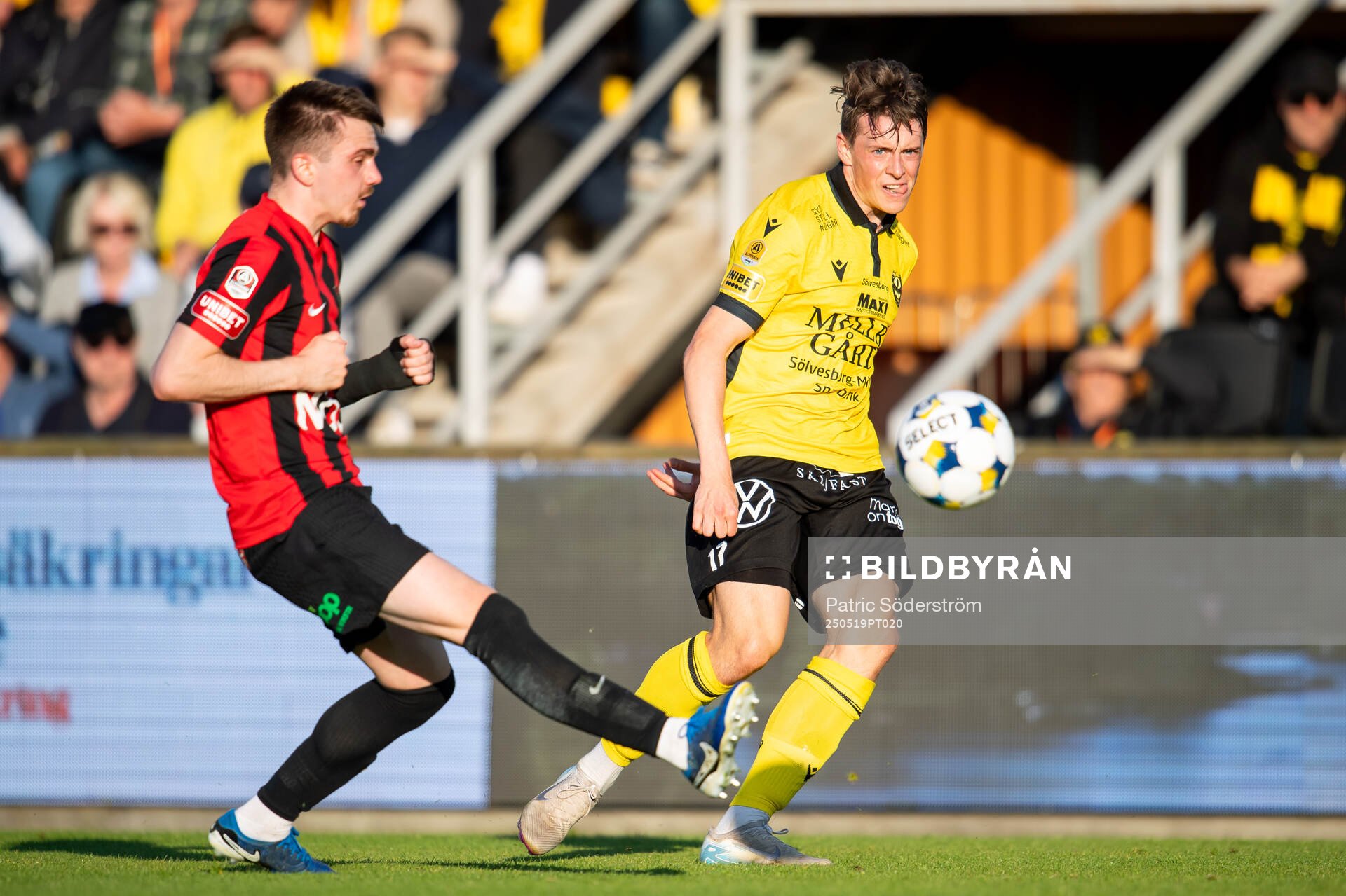 Brommapojkarnas Hlynur Freyr Karlsson och Mjällbys Elliot Stroud under fotbollsmatchen i Allsvenskan mellan Mjällby och Brommapojkarna den 19 maj 2025 i Hällevik.