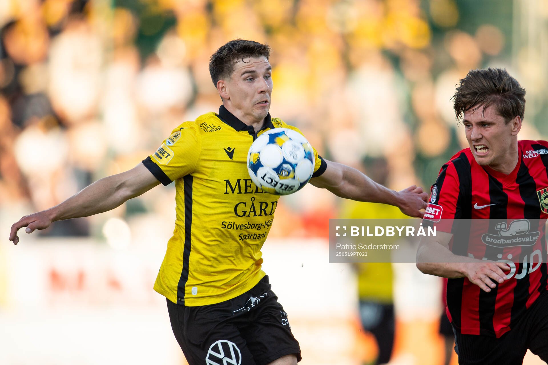 Mjällbys Timo Stavitski och Brommapojkarnas Oliver Zandén under fotbollsmatchen i Allsvenskan mellan Mjällby och Brommapojkarna den 19 maj 2025 i Hällevik.