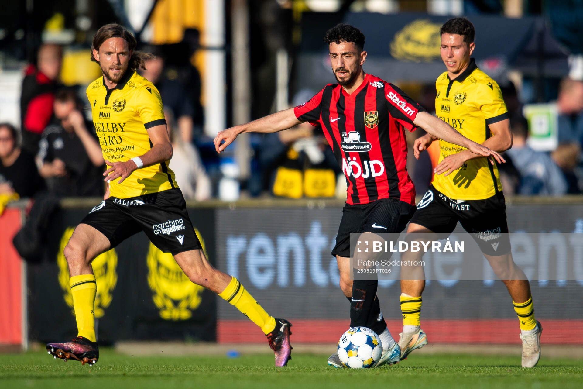 Mjällbys Tom Pettersson och Brommapojkarnas Daleho Irandust under fotbollsmatchen i Allsvenskan mellan Mjällby och Brommapojkarna den 19 maj 2025 i Hällevik.