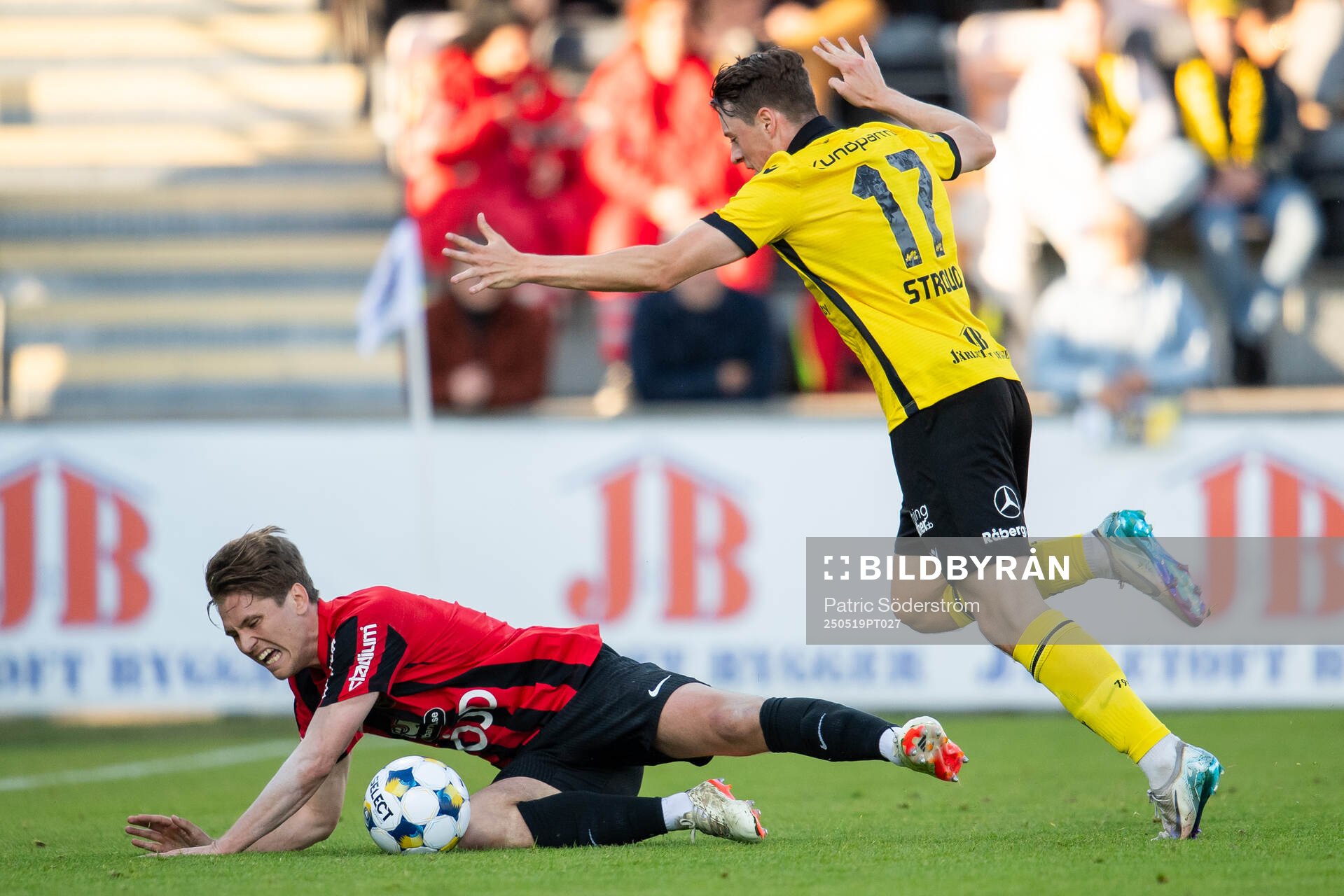 Brommapojkarnas Oliver Zandén och Mjällbys Elliot Stroud under fotbollsmatchen i Allsvenskan mellan Mjällby och Brommapojkarna den 19 maj 2025 i Hällevik.