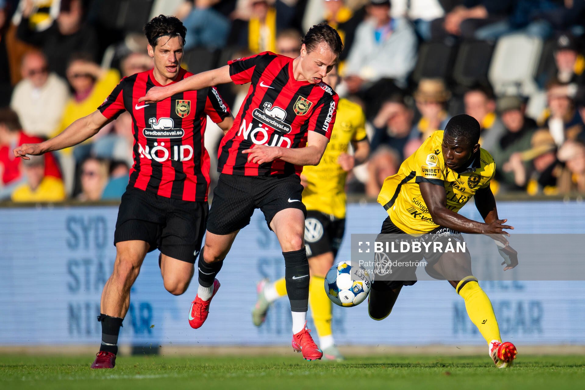 Brommapojkarnas Alex Timossi Andersson och Mjällbys