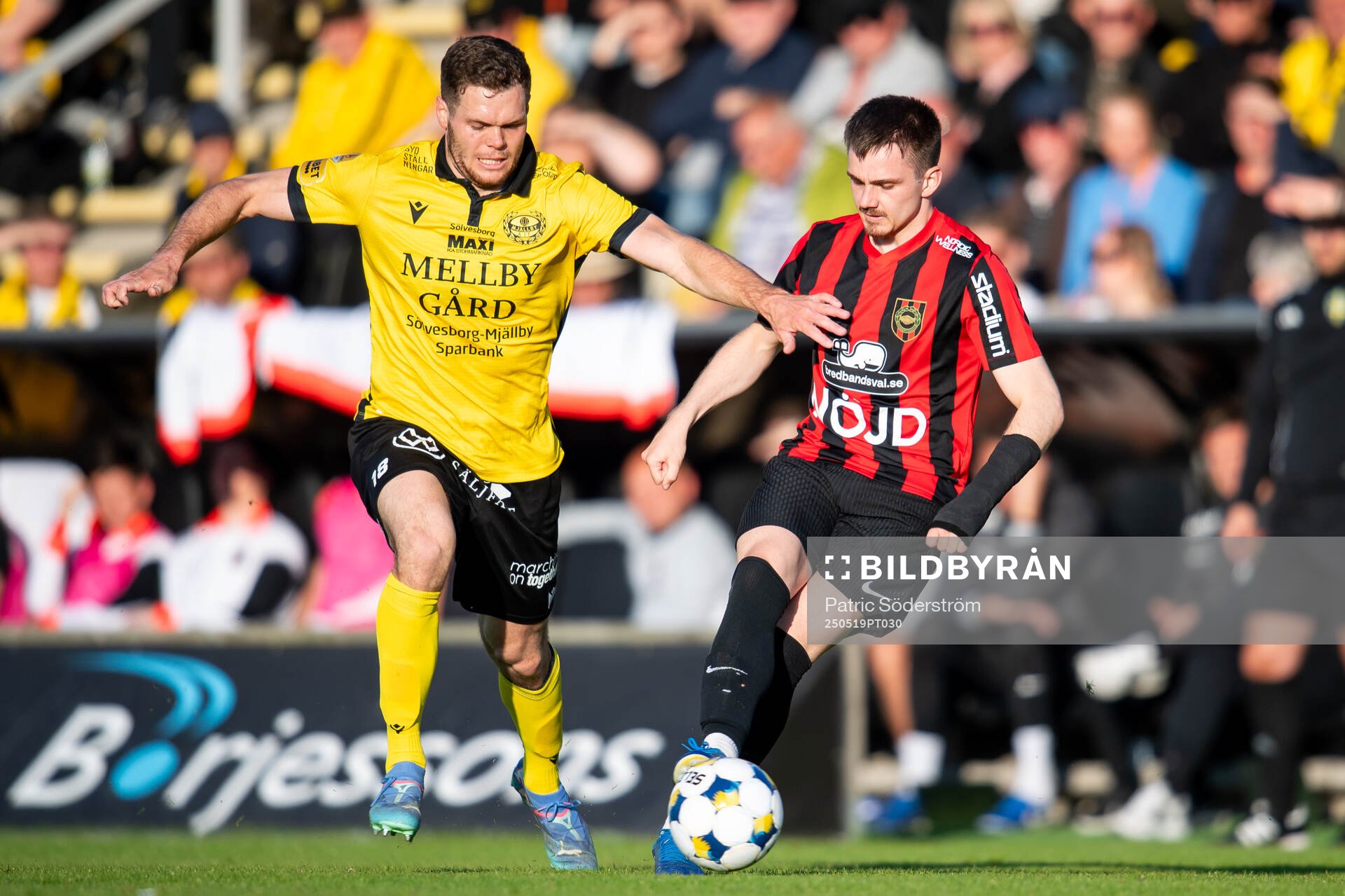 Mjällbys Jacob Bergström och Brommapojkarnas Hlynur Freyr Karlsson under fotbollsmatchen i Allsvenskan mellan Mjällby och Brommapojkarna den 19 maj 2025 i Hällevik. 