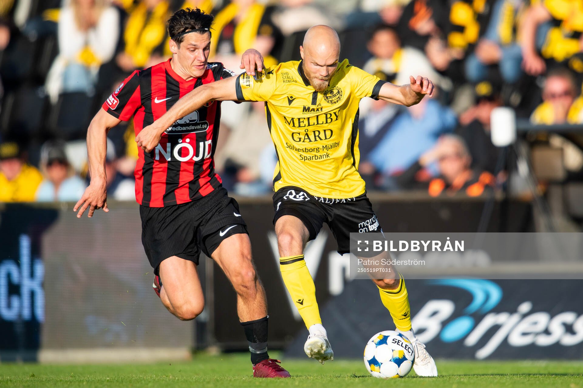 Brommapojkarnas Kevin Ackermann och Mjällbys Viktor Gustafson under fotbollsmatchen i Allsvenskan mellan Mjällby och Brommapojkarna den 19 maj 2025 i Hällevik.