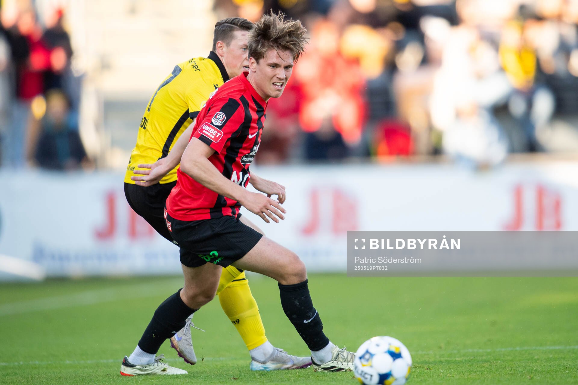 Brommapojkarnas Oliver Zandén och Mjällbys Elliot Stroud under fotbollsmatchen i Allsvenskan mellan Mjällby och Brommapojkarna den 19 maj 2025 i Hällevik.