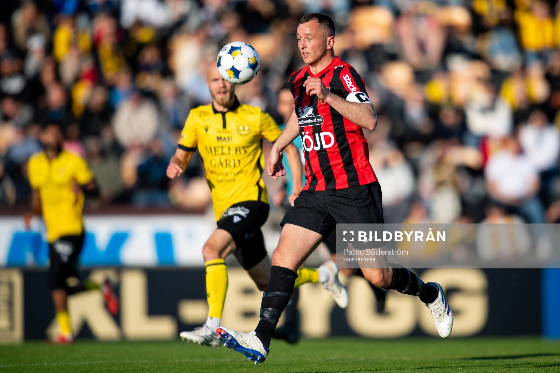 Brommapojkarnas lagkapten Even Hovland under fotbollsmatchen i Allsvenskan mellan Mjällby och Brommapojkarna den 19 maj 2025 i Hällevik.