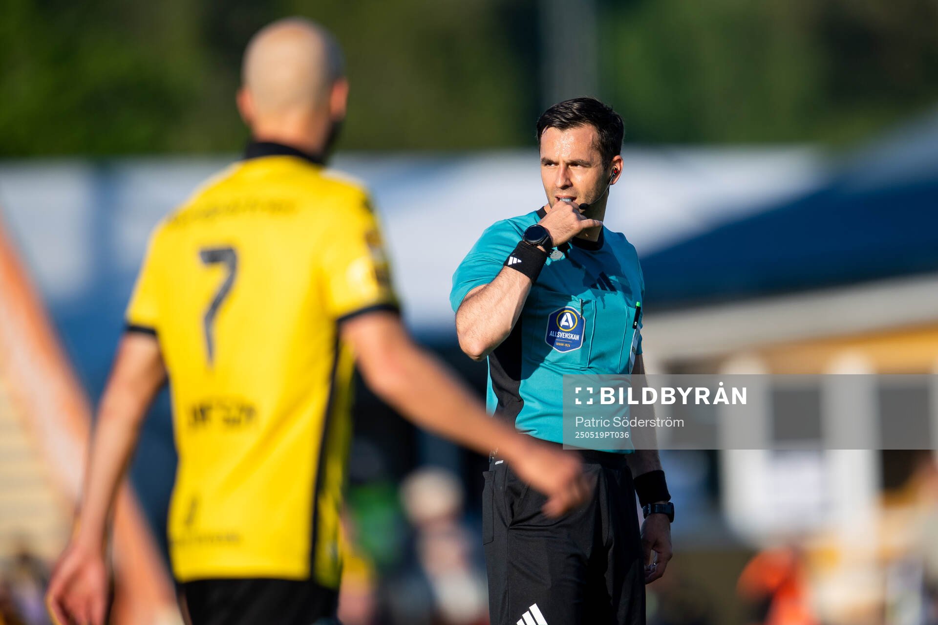 Domare Granit Maqedonci under fotbollsmatchen i Allsvenskan mellan Mjällby och Brommapojkarna den 19 maj 2025 i Hällevik. 