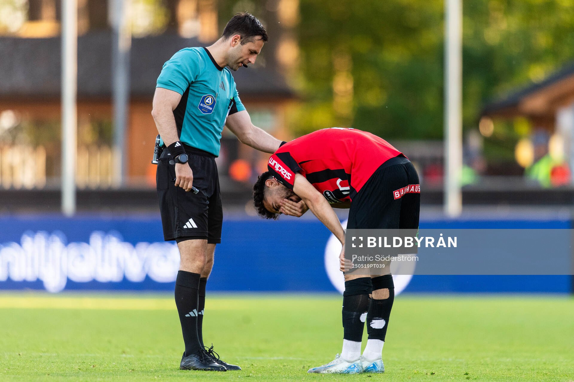 Domare Granit Maqedonci ser till Brommapojkarnas Daleho Irandust som har ont under fotbollsmatchen i Allsvenskan mellan Mjällby och Brommapojkarna den 19 maj 2025 i Hällevik.