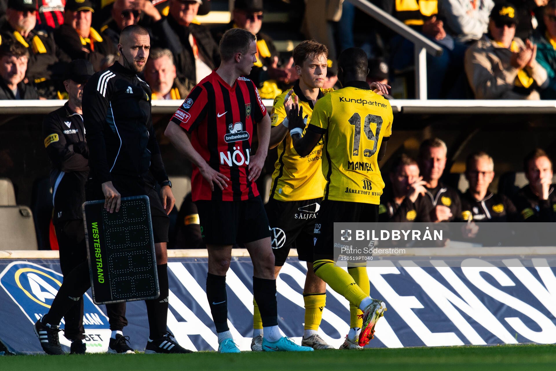 Mjällbys Abdoulie Manneh byts ut mot Ludwig Malachowski Thorell under fotbollsmatchen i Allsvenskan mellan Mjällby och Brommapojkarna den 19 maj 2025 i Hällevik.