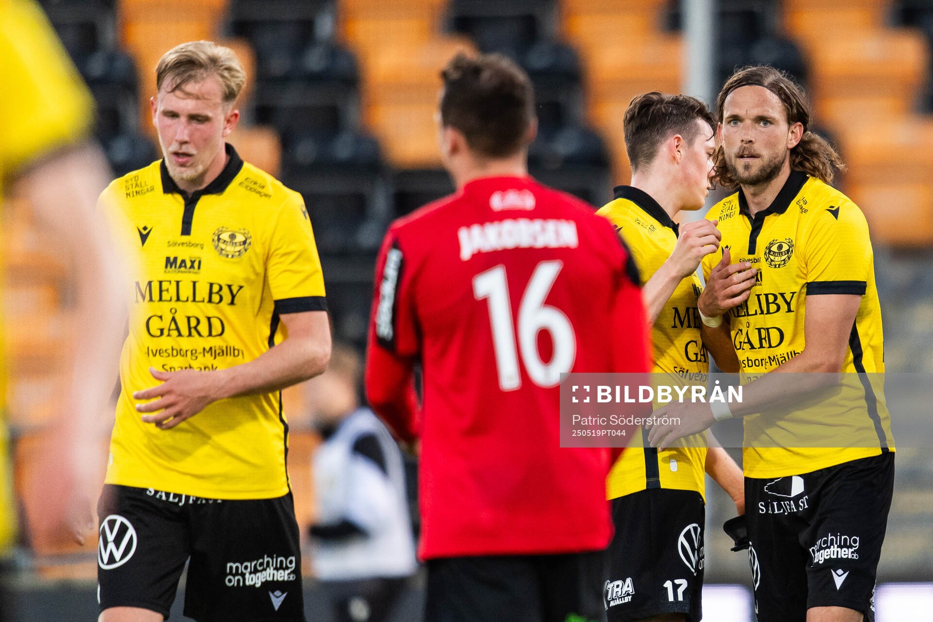 Mjällbys Elliot Stroud och Tom Pettersson jublar
