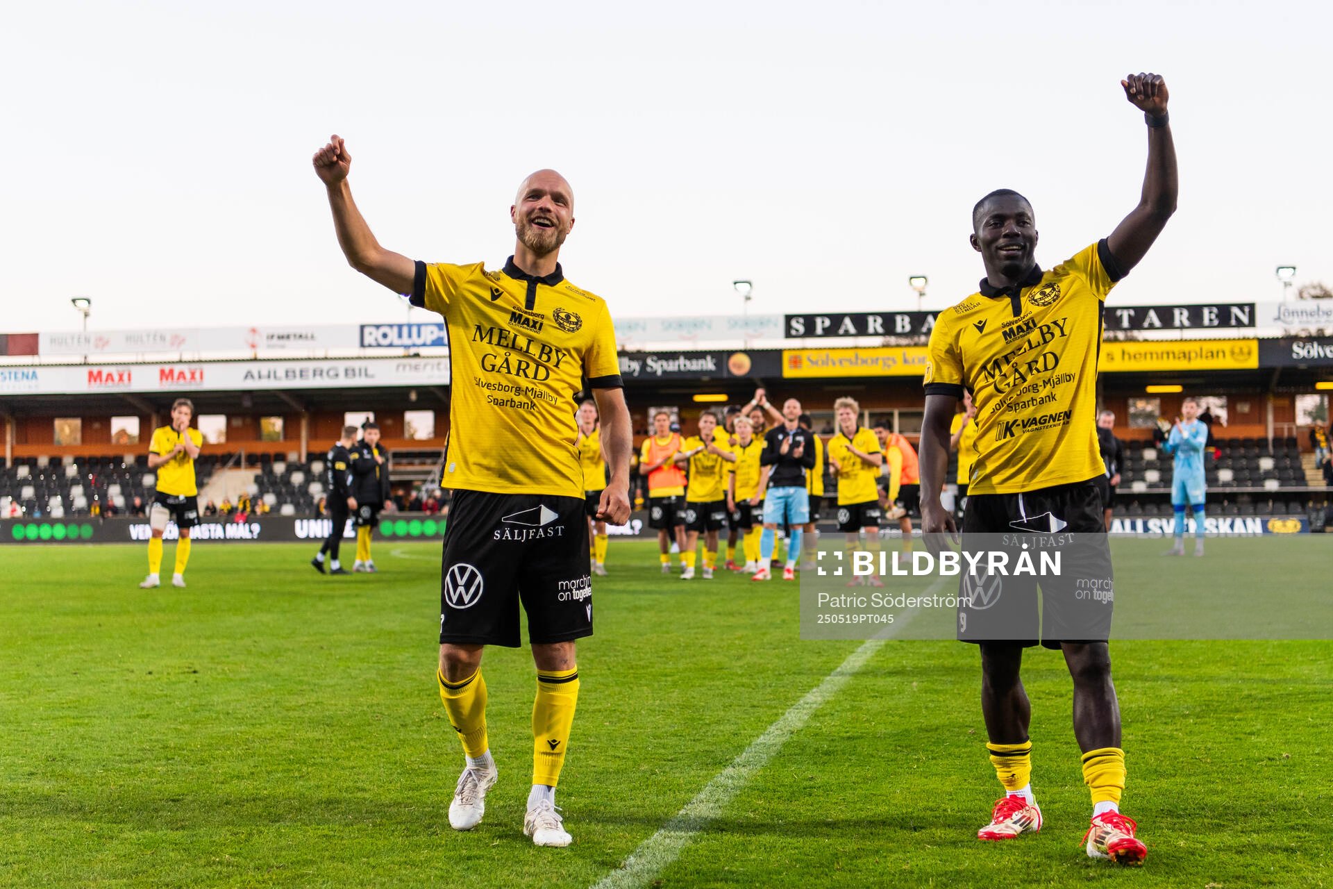 Mjällbys Viktor Gustafson och Abdoulie Manneh jublar