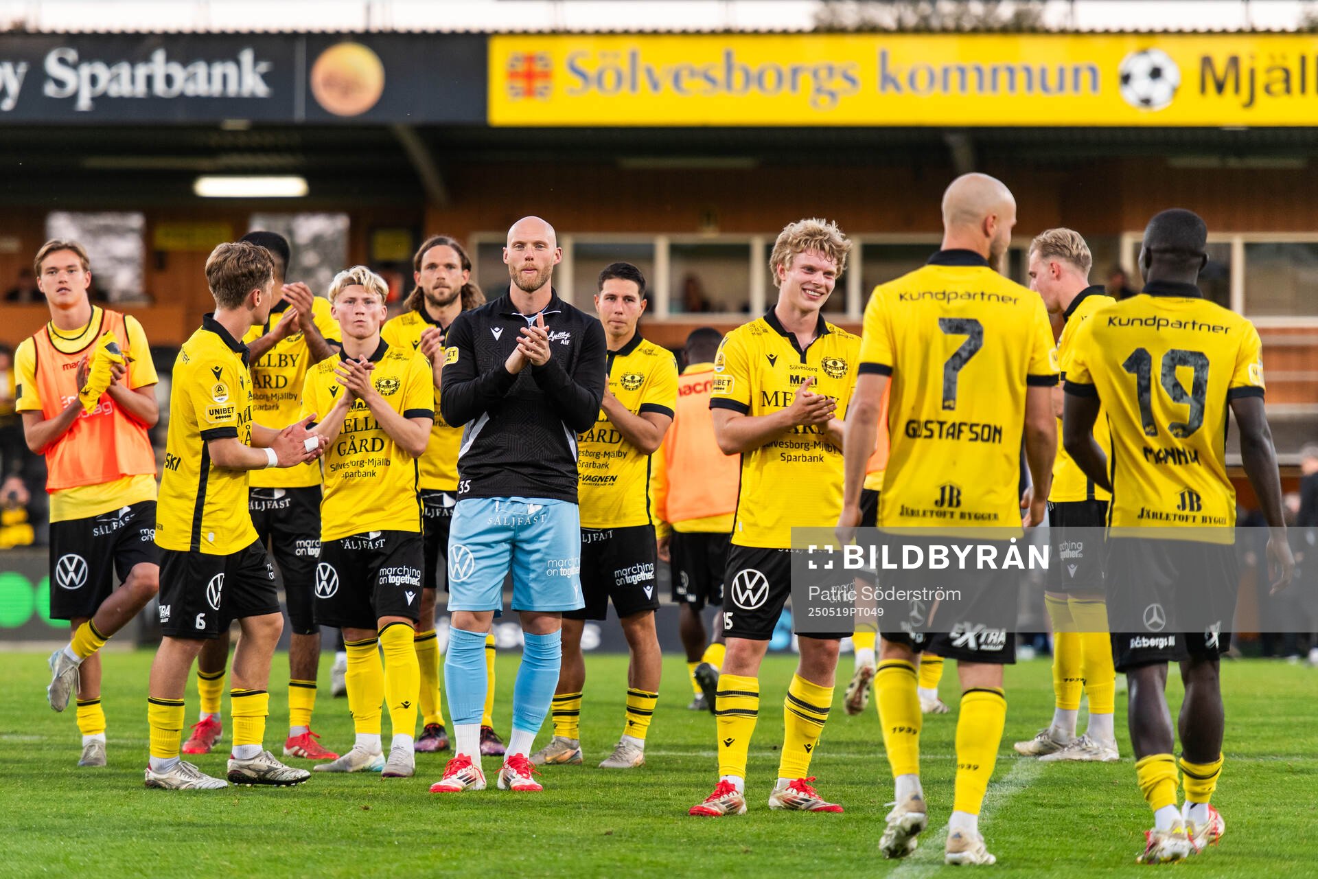 Mjällbys spelare jublar efter fotbollsmatchen i Allsvenskan mellan Mjällby och Brommapojkarna den 19 maj 2025 i Hällevik. 