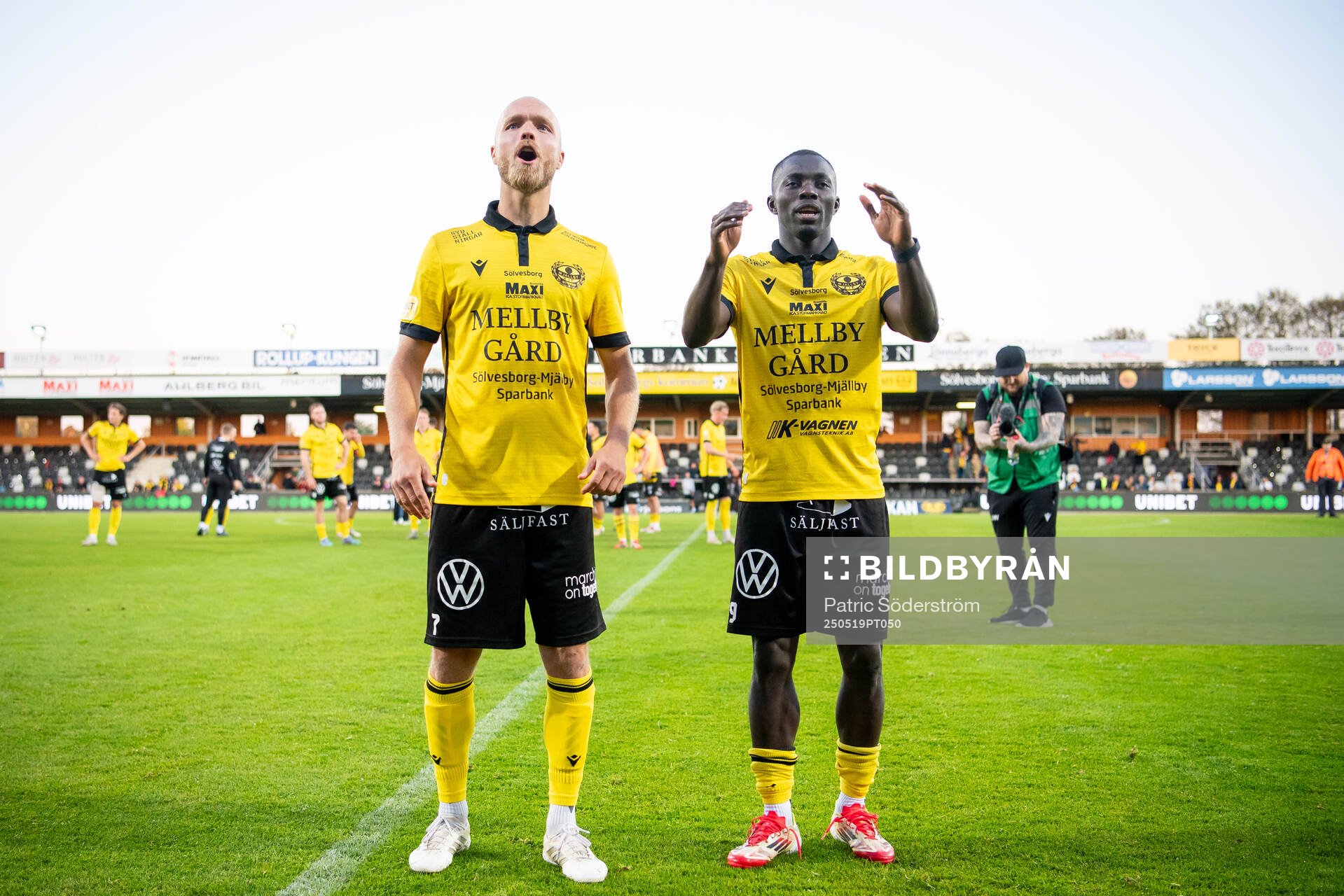 Mjällbys Viktor Gustafson och Abdoulie Manneh jublar efter fotbollsmatchen i Allsvenskan mellan Mjällby och Brommapojkarna den 19 maj 2025 i Hällevik.