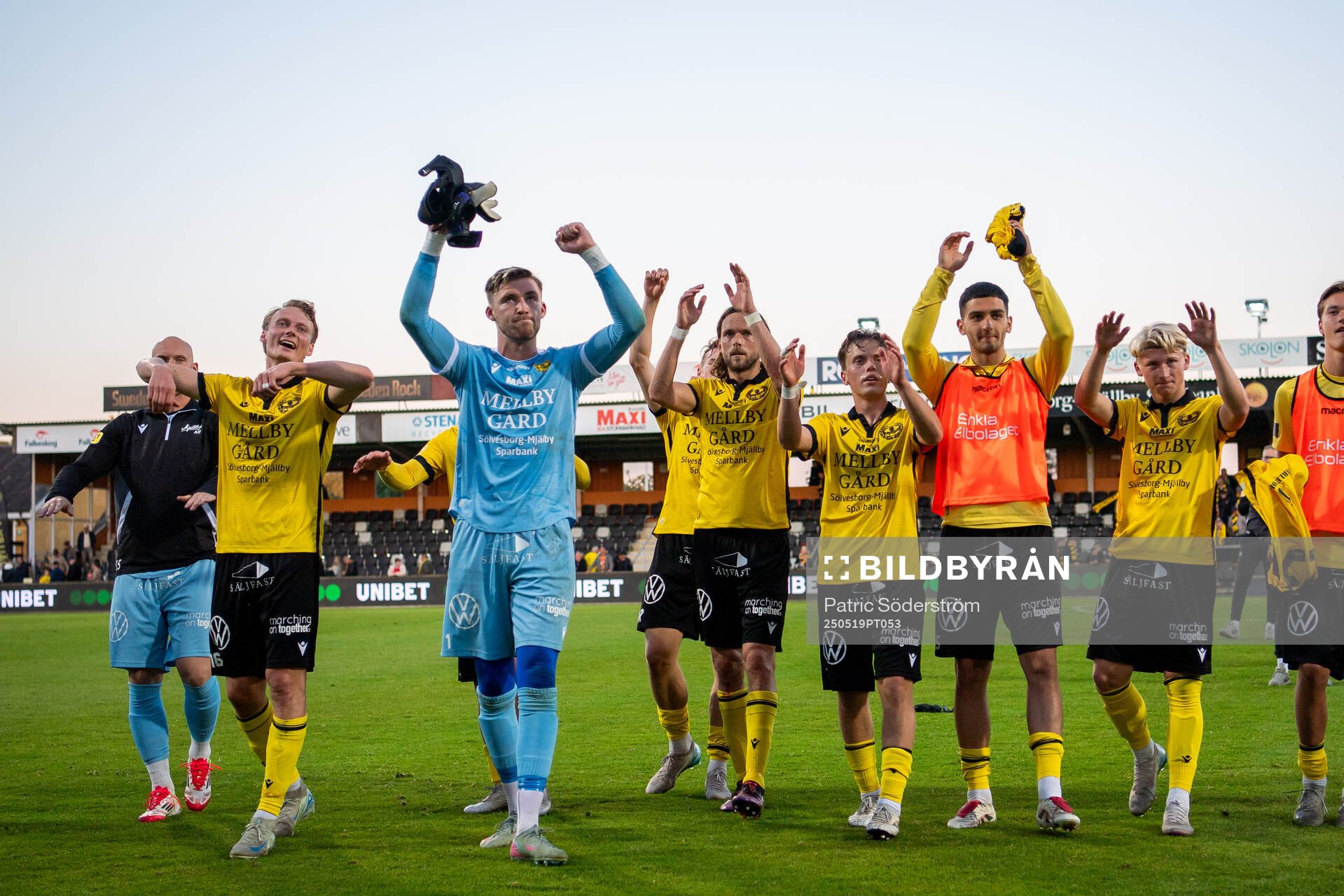 Mjällbys spelare jublar efter fotbollsmatchen i Allsvenskan mellan Mjällby och Brommapojkarna den 19 maj 2025 i Hällevik. 