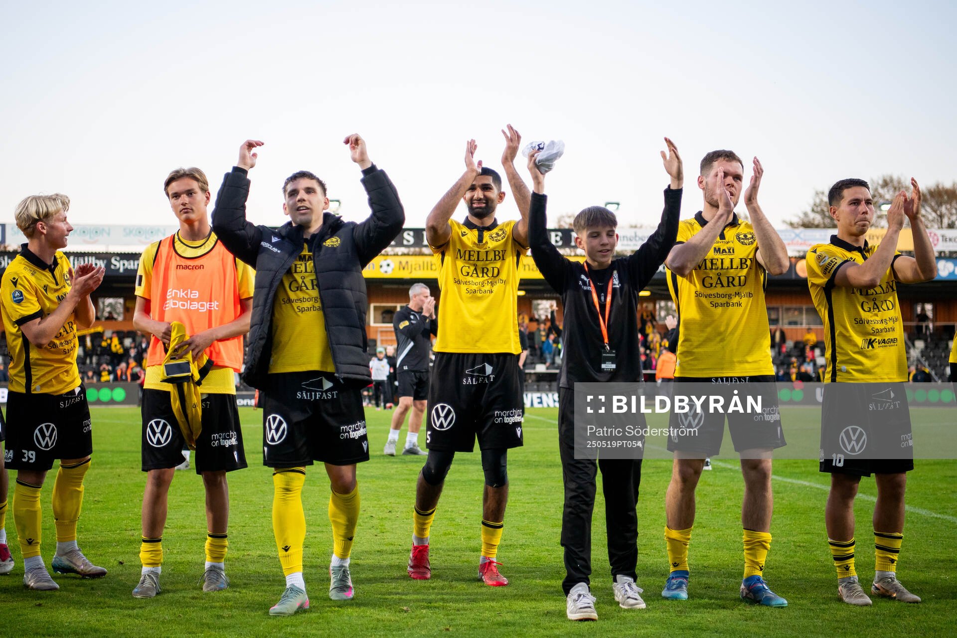 Mjällbys spelare jublar efter fotbollsmatchen i Allsvenskan mellan Mjällby och Brommapojkarna den 19 maj 2025 i Hällevik. 