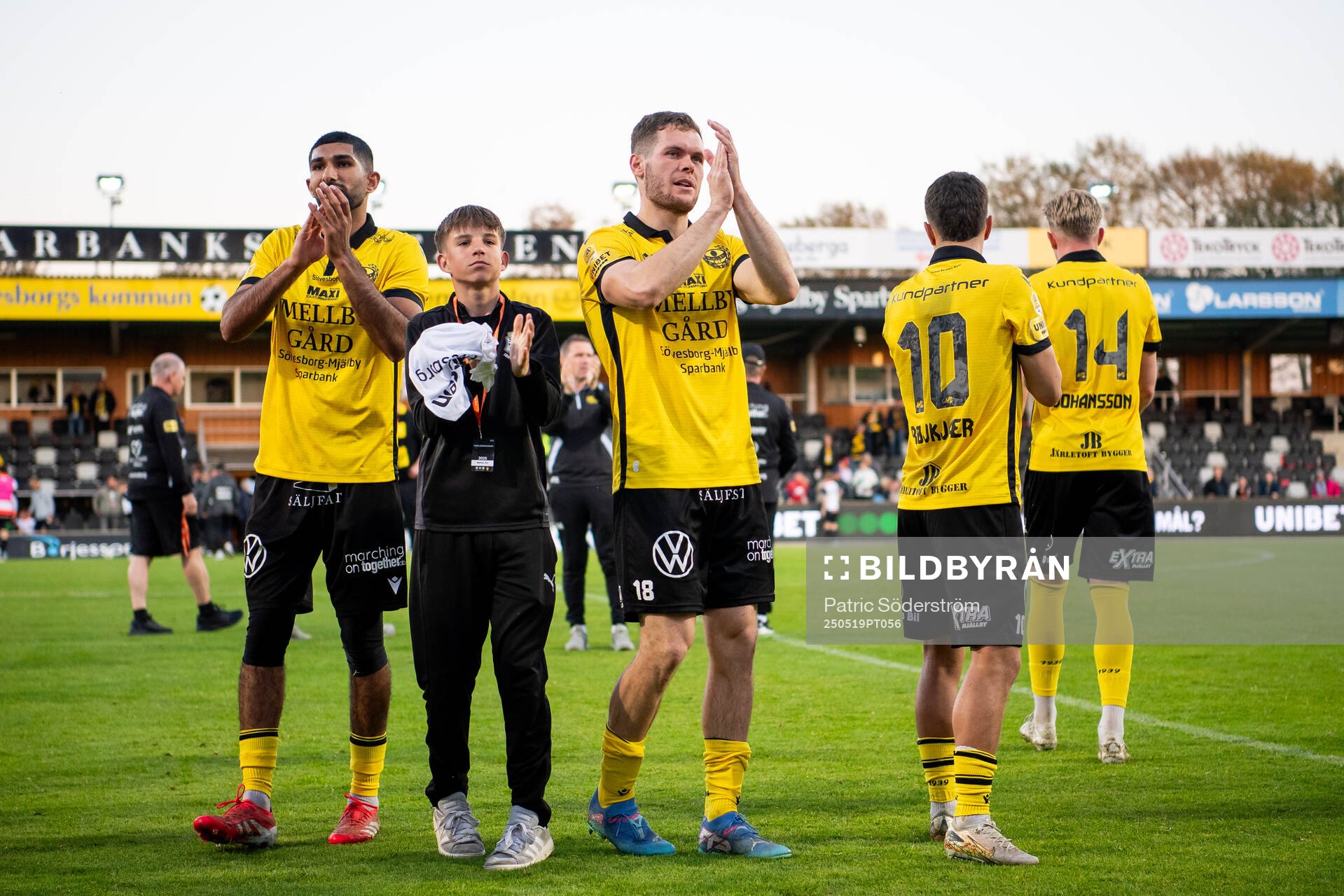 Mjällbys Abdullah Iqbal, Mjällbys tränare Anders Torstenssons barnbarn Mio Eriksson och Mjällbys Jacob Bergström jublar efter fotbollsmatchen i Allsvenskan mellan Mjällby och Brommapojkarna den 19 maj 2025 i Hällevik.