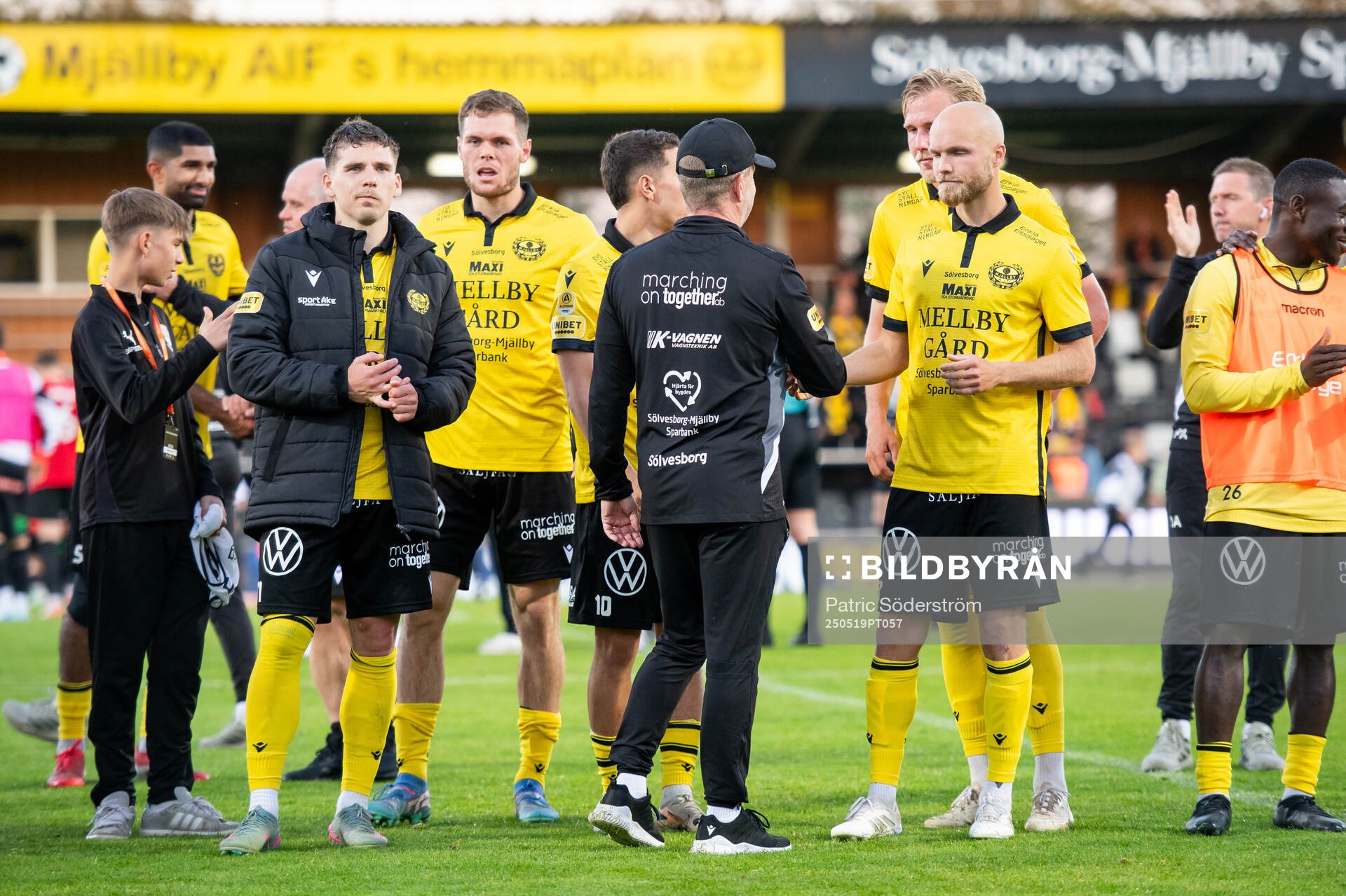 Mjällbys tränare Anders Torstensson jublar med Mjällbys spelare under fotbollsmatchen i Allsvenskan mellan Mjällby och Brommapojkarna den 19 maj 2025 i Hällevik.
