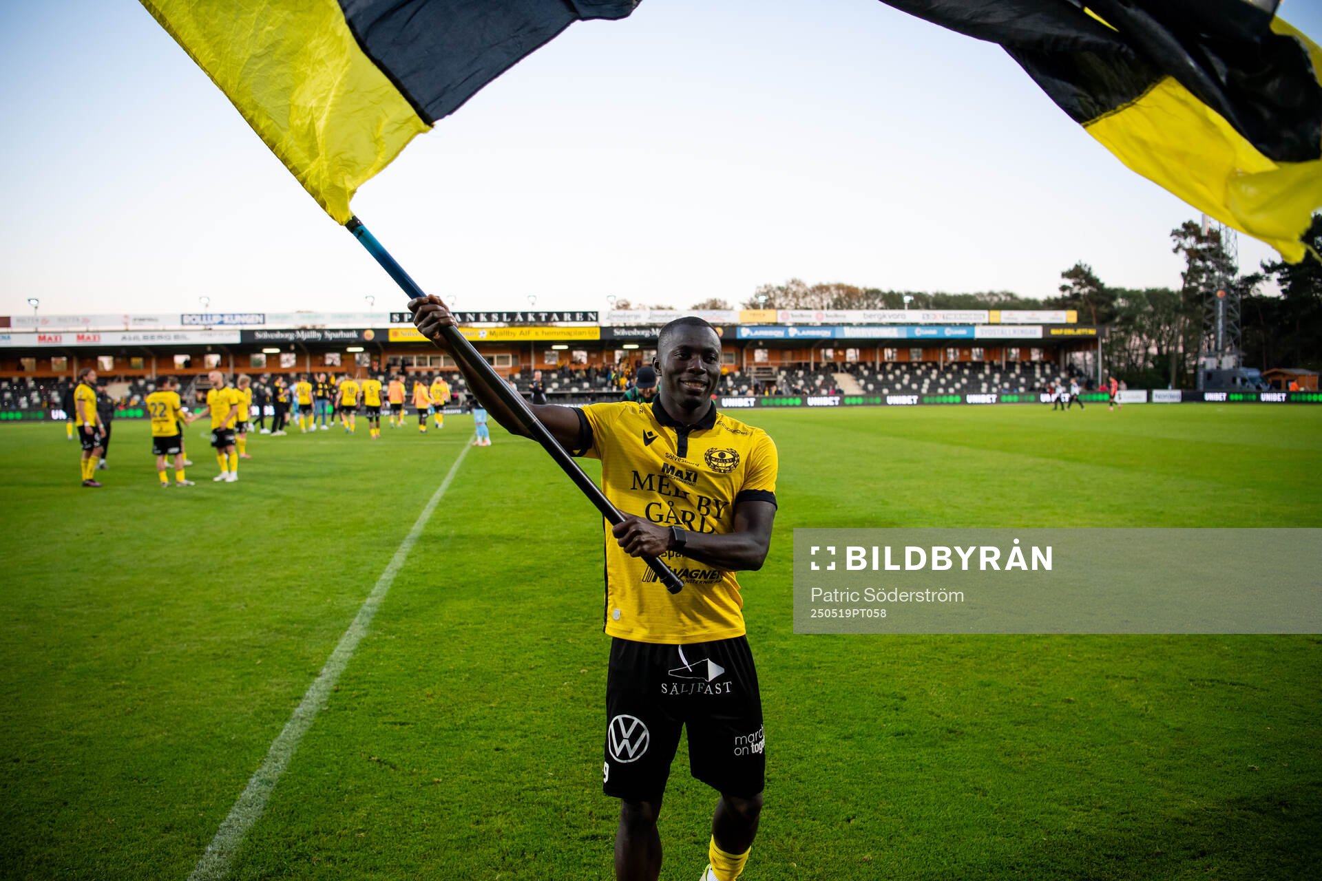 Mjällbys Abdoulie Manneh jublar efter fotbollsmatchen i Allsvenskan mellan Mjällby och Brommapojkarna den 19 maj 2025 i Hällevik.