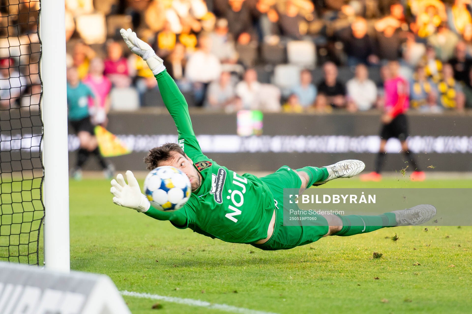 Brommapojkarnas målvakt Davor Blazevic under fotbollsmatchen i Allsvenskan mellan Mjällby och Brommapojkarna den 19 maj 2025 i Hällevik.