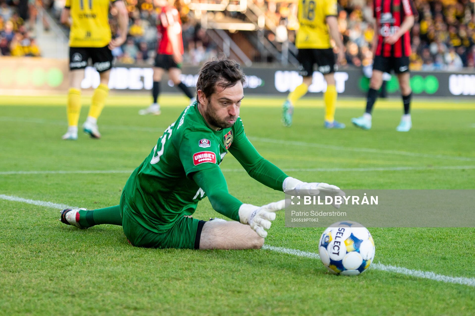 Brommapojkarnas målvakt Davor Blazevic under fotbollsmatchen i Allsvenskan mellan Mjällby och Brommapojkarna den 19 maj 2025 i Hällevik.