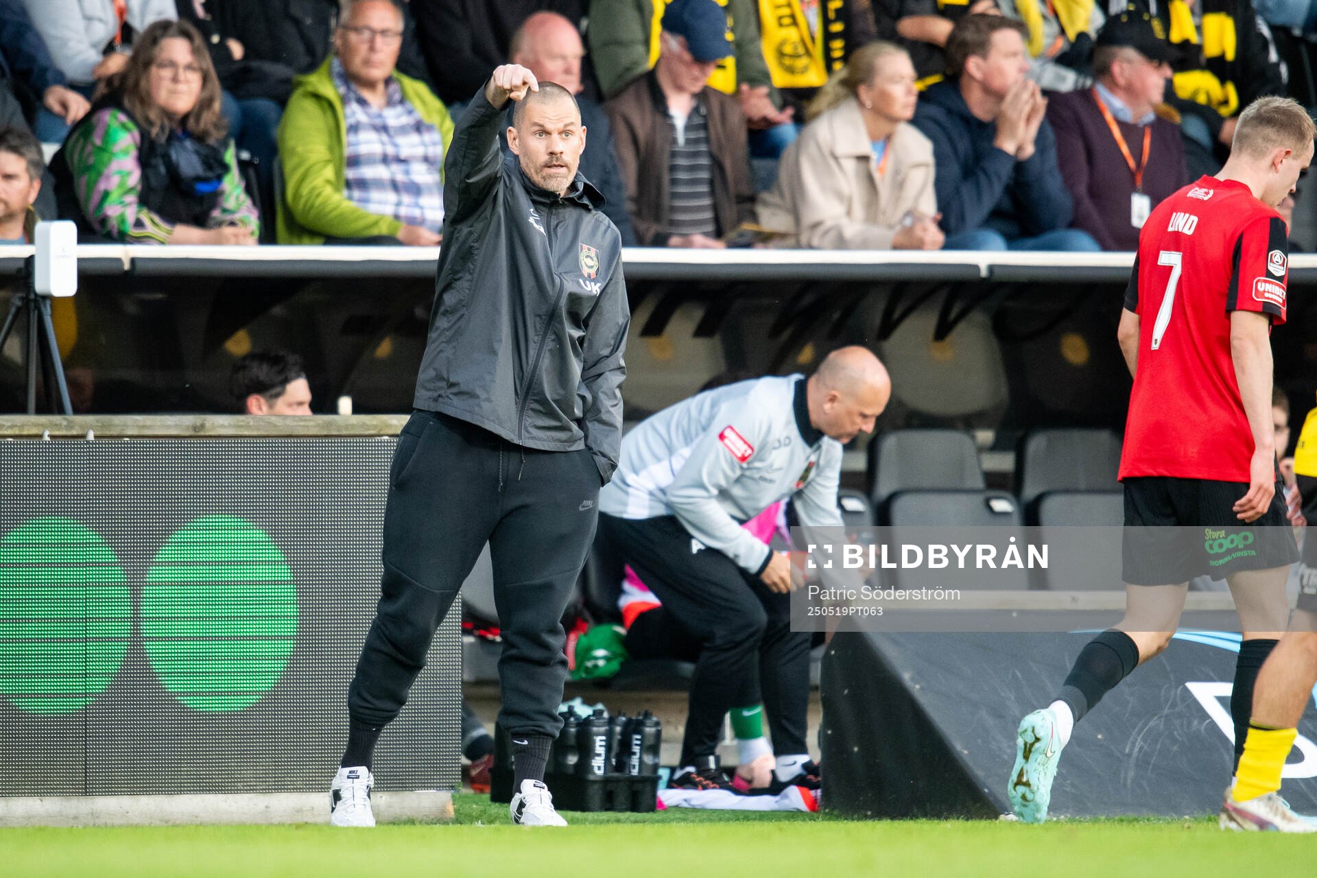 Brommapojkarnas tränare tränare Ulf Kristiansson under fotbollsmatchen i Allsvenskan mellan Mjällby och Brommapojkarna den 19 maj 2025 i Hällevik.
