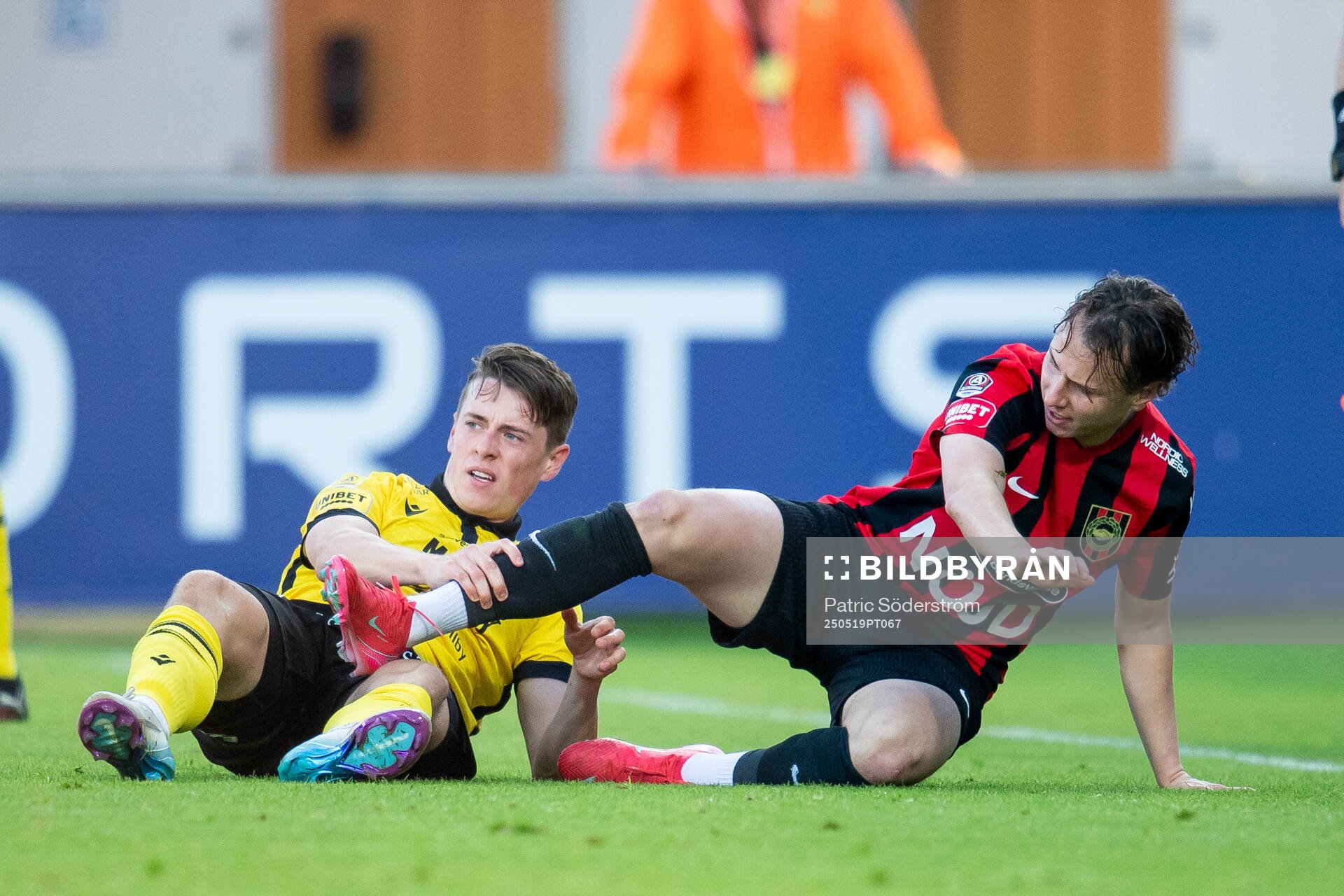 Mjällbys Elliot Stroud och Brommapojkarnas Alex Timossi